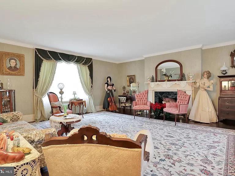 The first of many mannequins in this house r/zillowgonewild