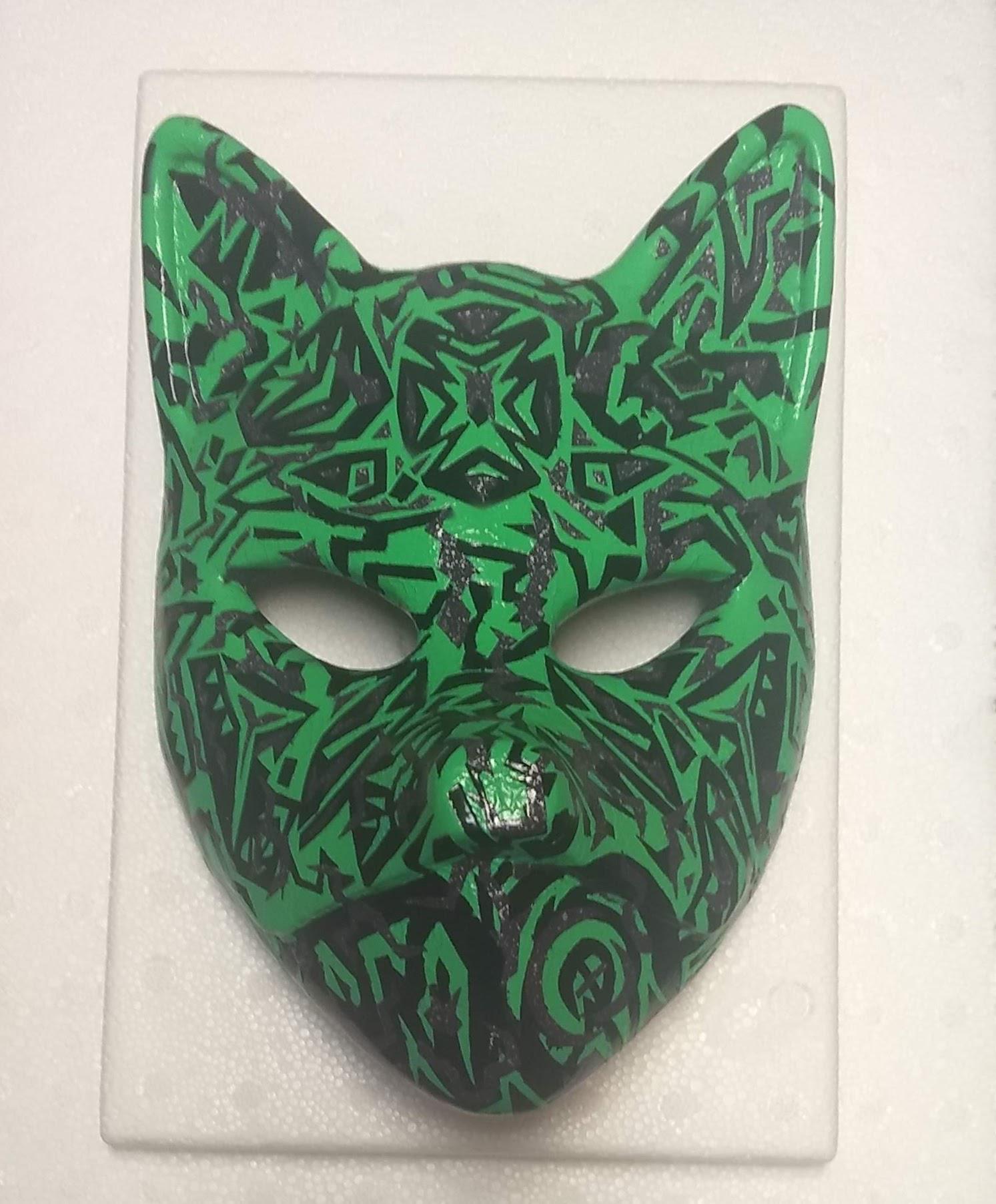 Just finished this kitsune mask the green glows in the dark! r/Masks