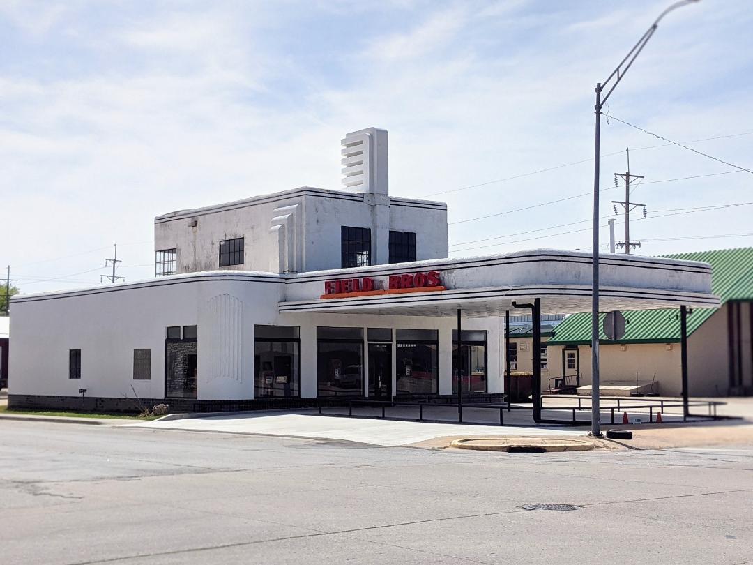 Paul's Valley, OK. Has Streamline elements with curved corners, but has