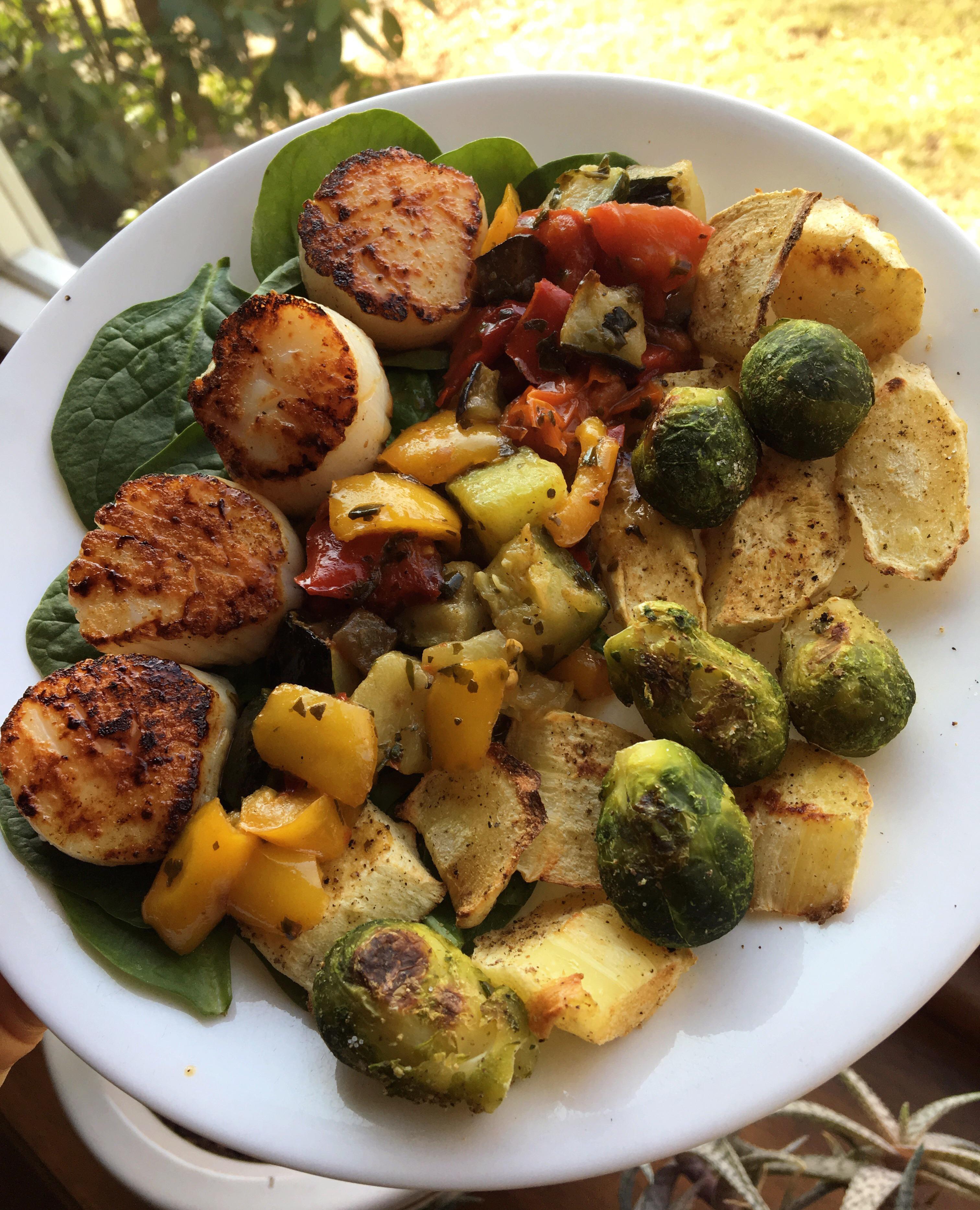 Scallops on sale at Whole Foods ☺️ Only 252 calories for this plate