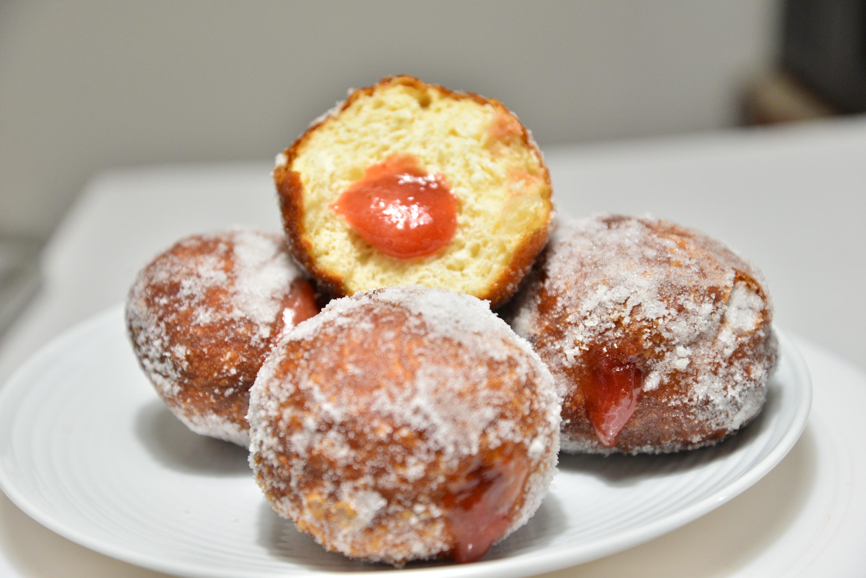 Paul Hollywood's Jam Doughnuts [S03E07]. Had a difficult time turning them over in the deep