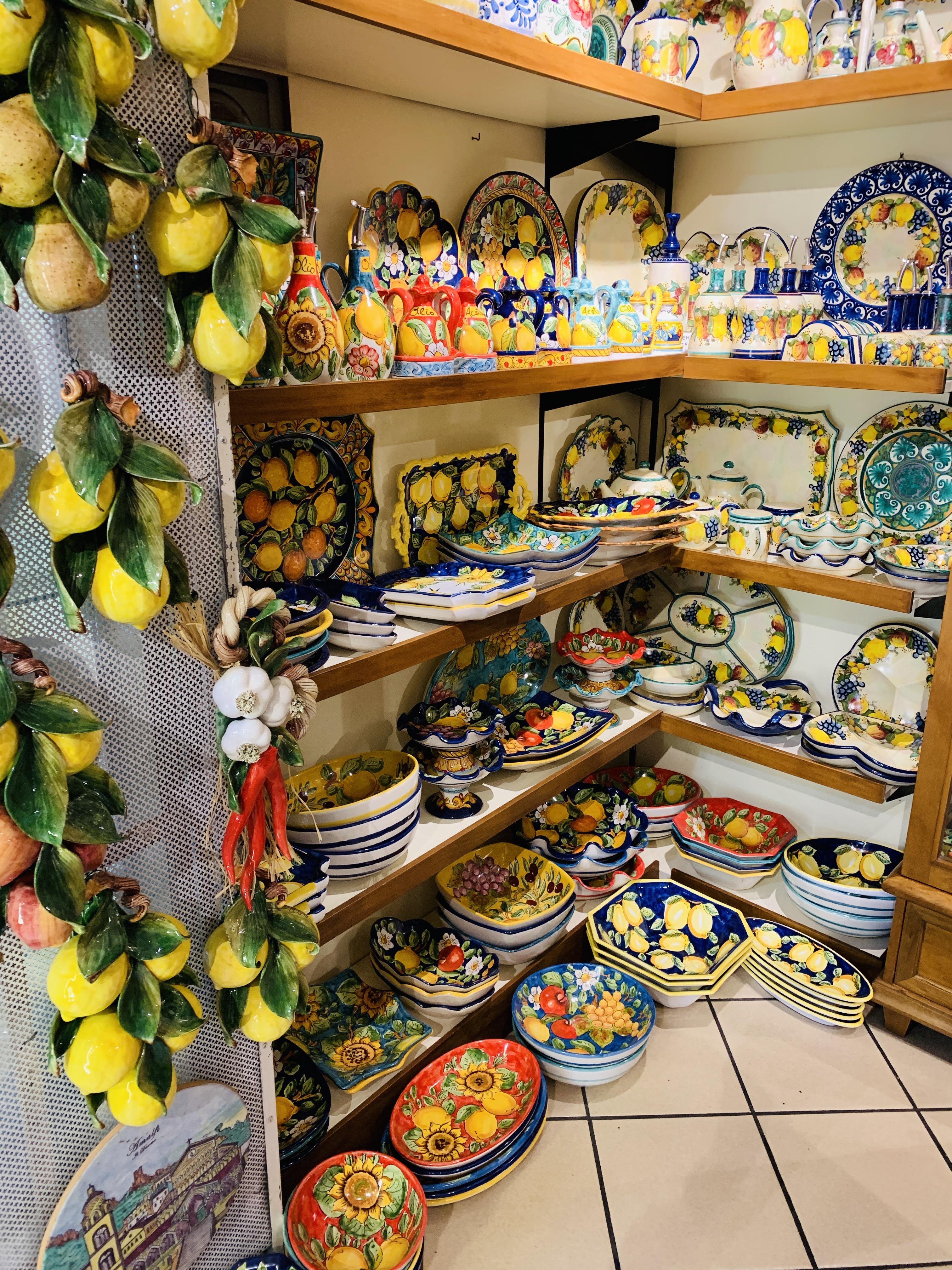 Beautiful Ceramics in Amalfi Italy 🇮🇹 r/Ceramics