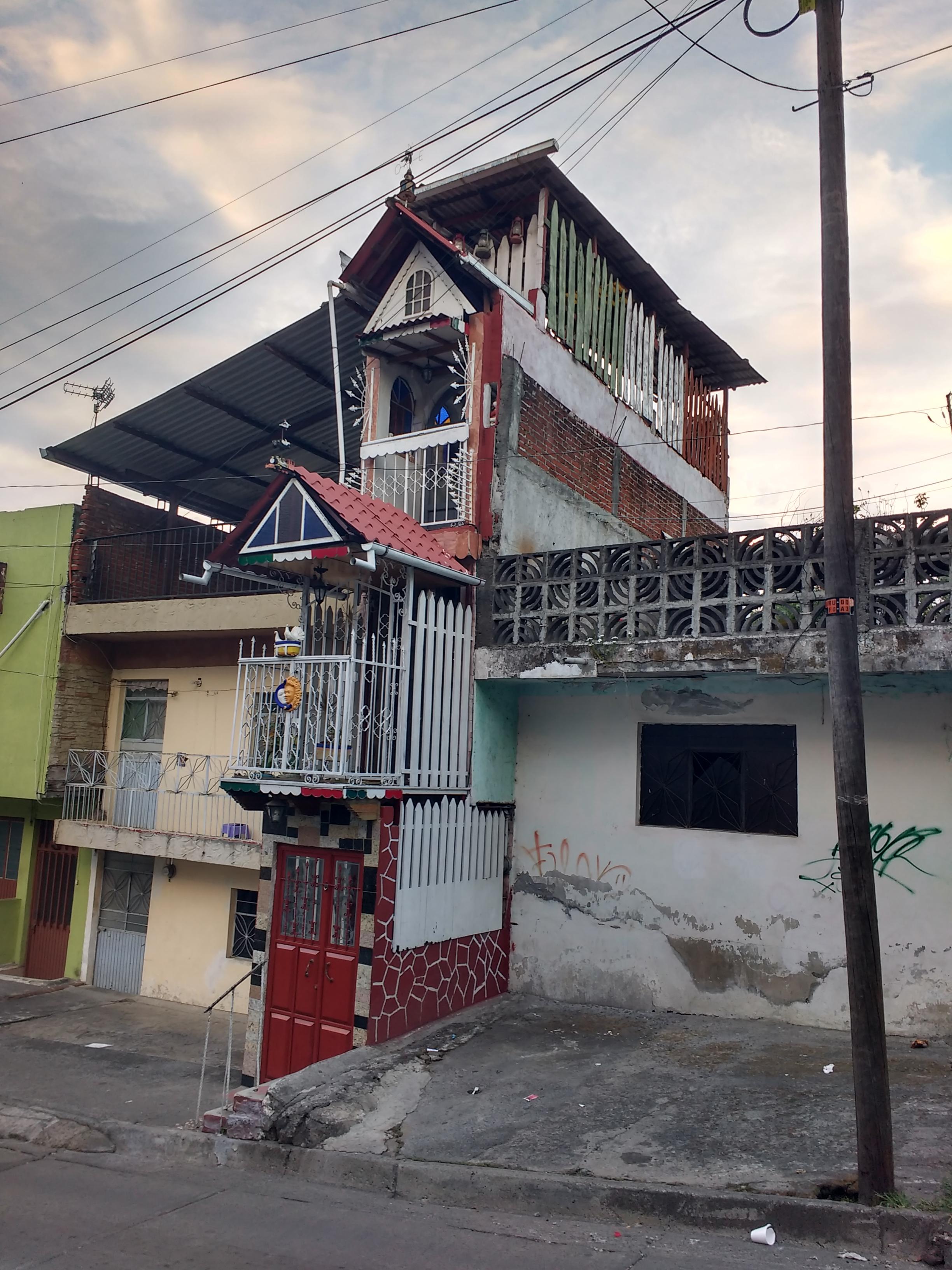 TBMM The narrowest house in the world uruapan, mexico r/ThisBlewMyMind