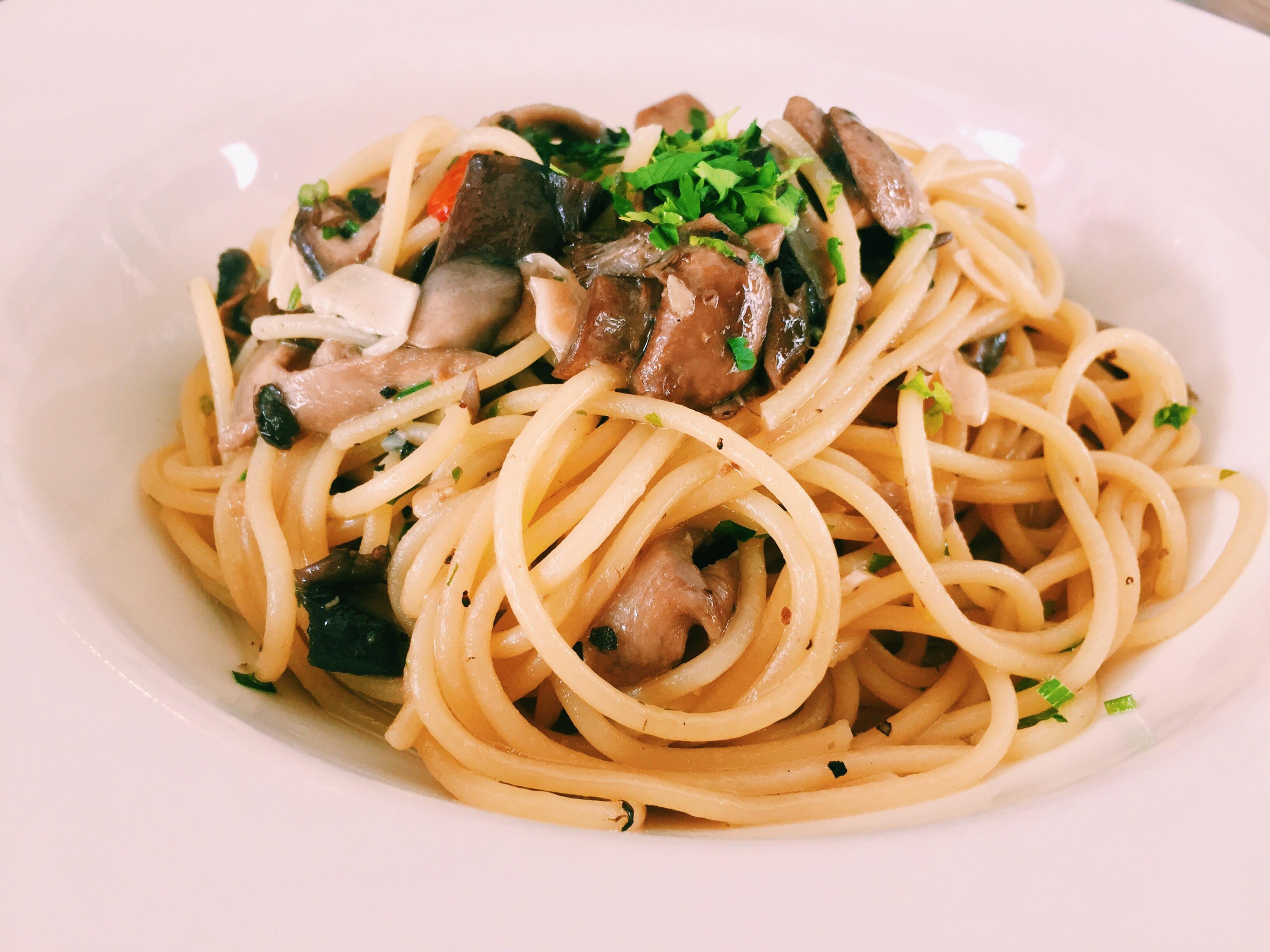 [I ate] Spaghetti with oyster, shimeji and button mushrooms, seasoned