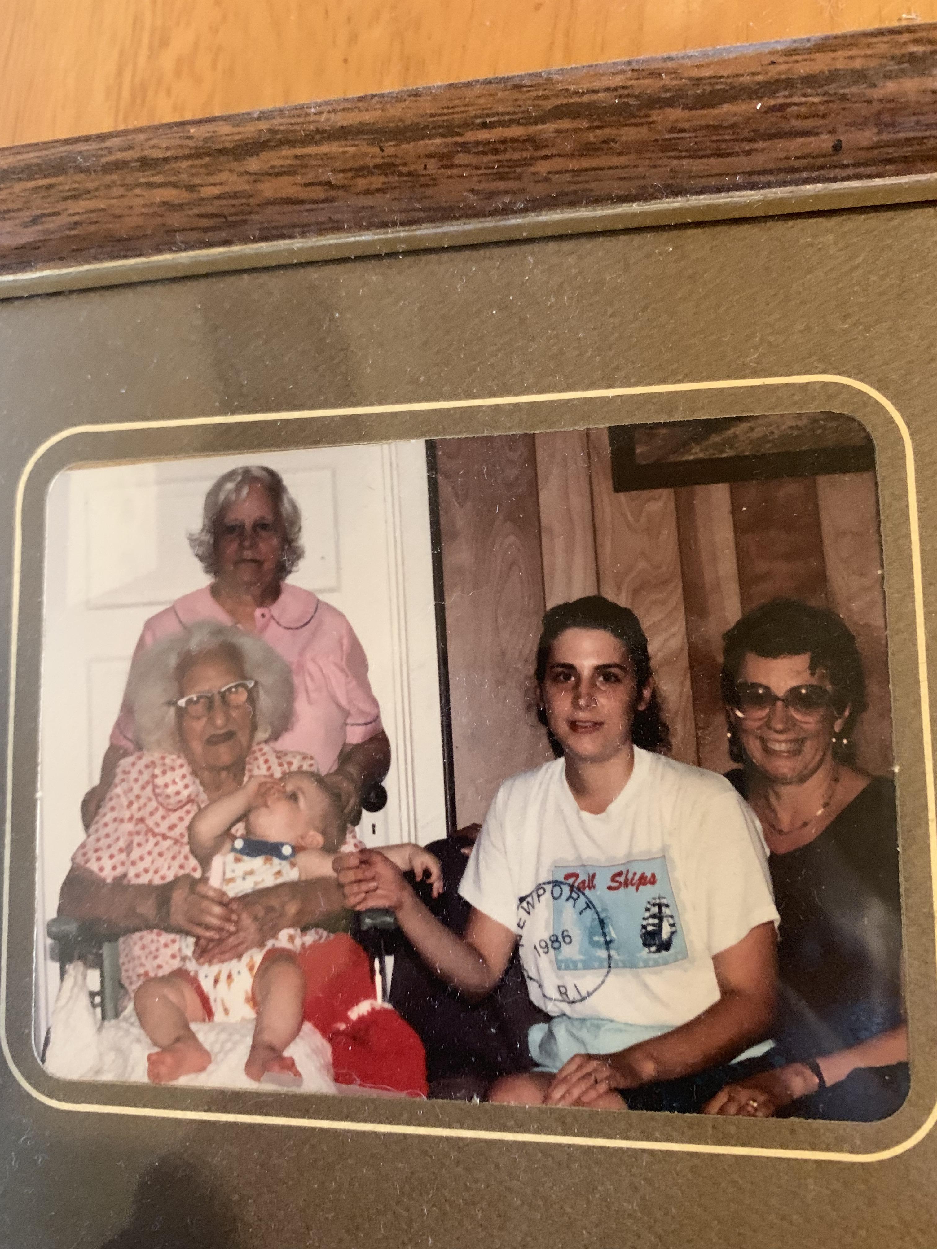 Five generations in one photo, 1987. (I’m the baby.) r/OldSchoolCool