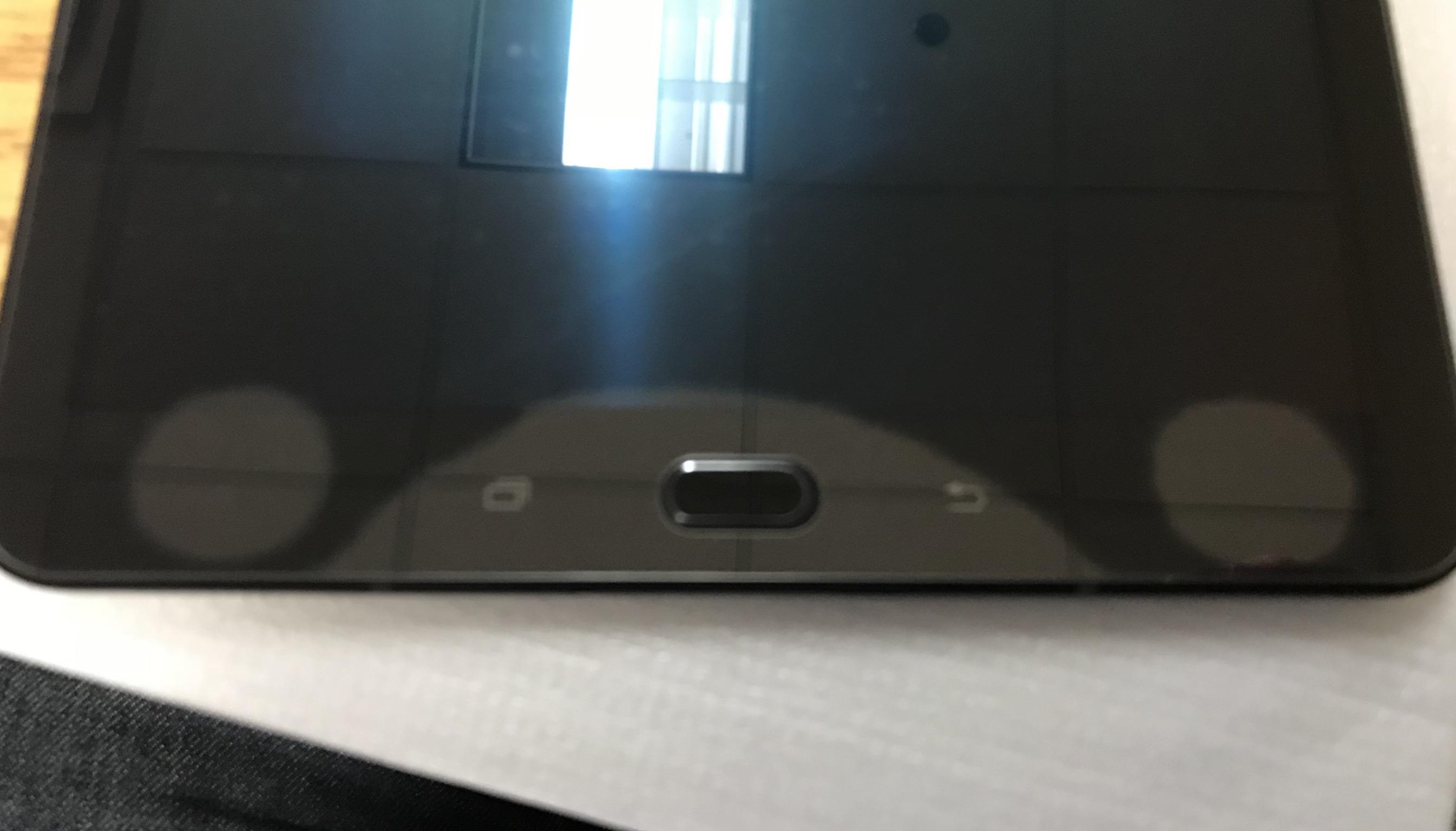 The air bubbles under this screen protector made a bear face. r