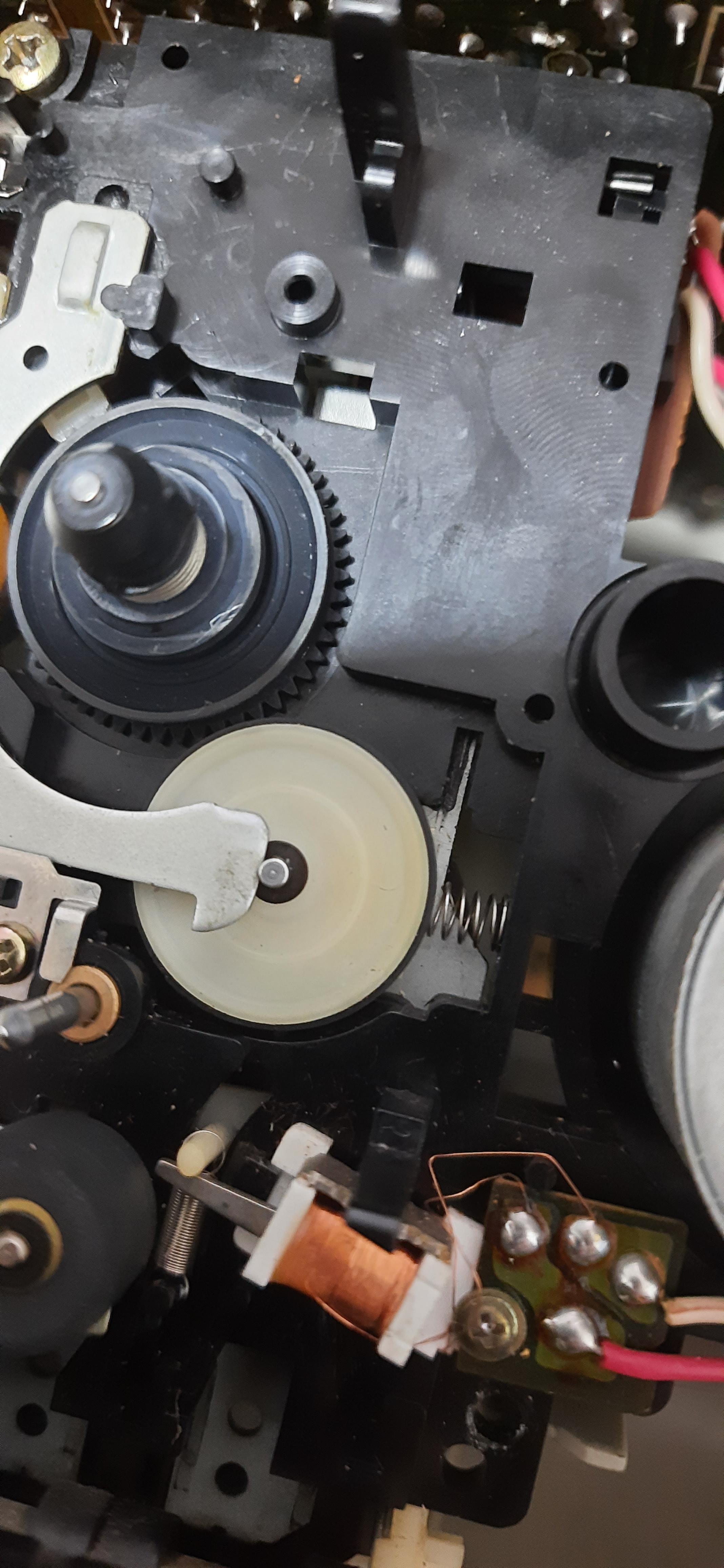 [TAPE DECK REPAIR] Heeelp, my tape deck pulley just fell apart, i cant