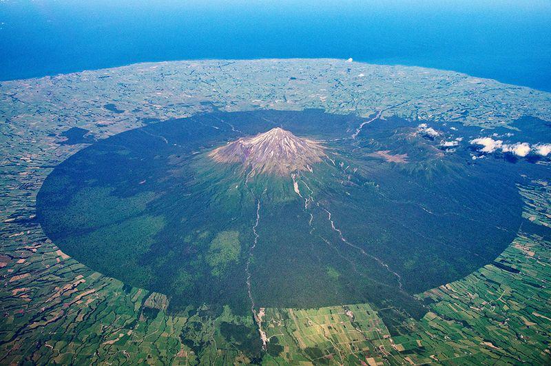 Mount Taranaki , is an active volcano on the North Island, in New