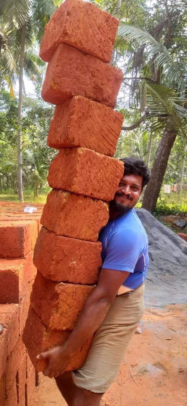 Kerala mason lifts eight laterite building stones each weigh 3540 kg