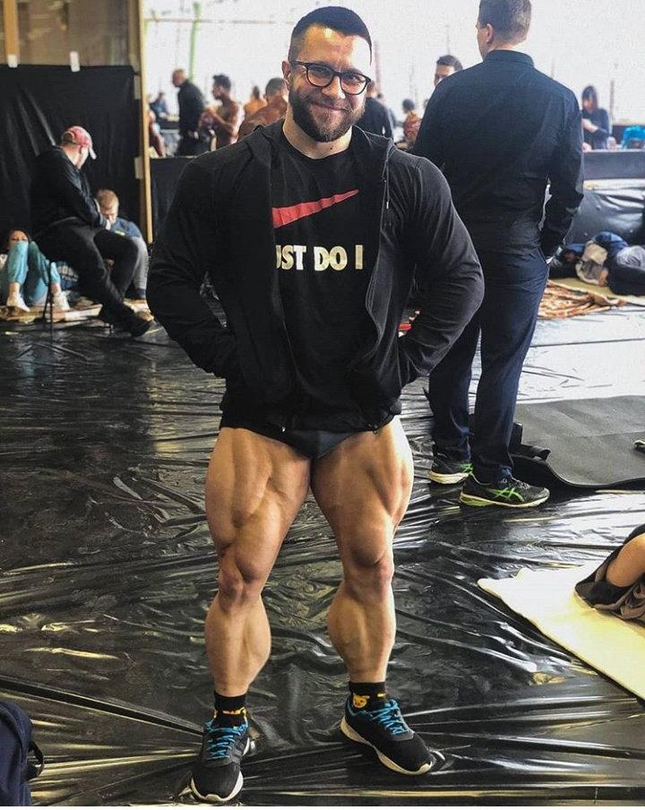 A handsome smile and huge calves r/MensMuscleCalves