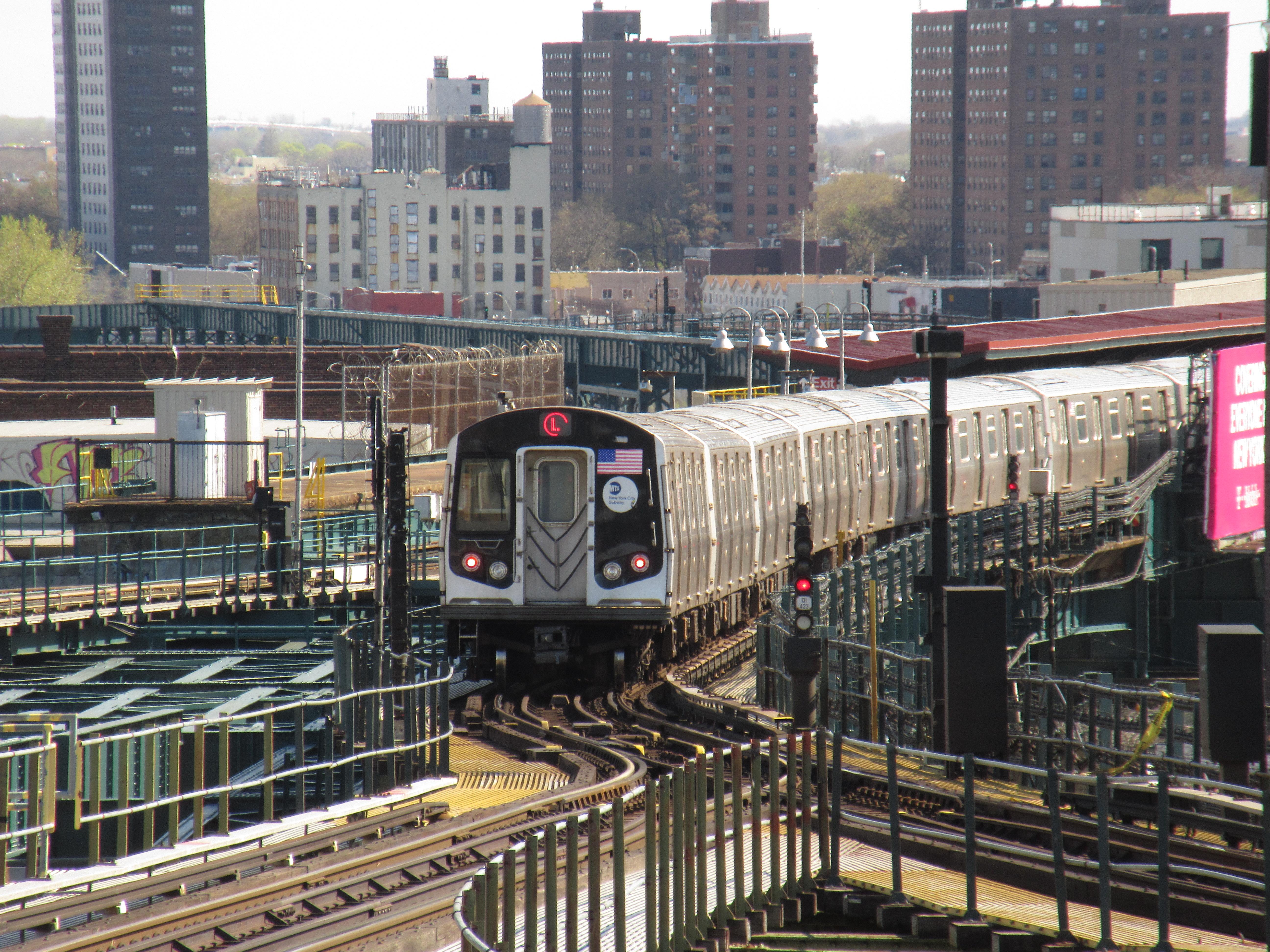An L train curving into Atlantic Avenue, seen from Broadway Junction nyc