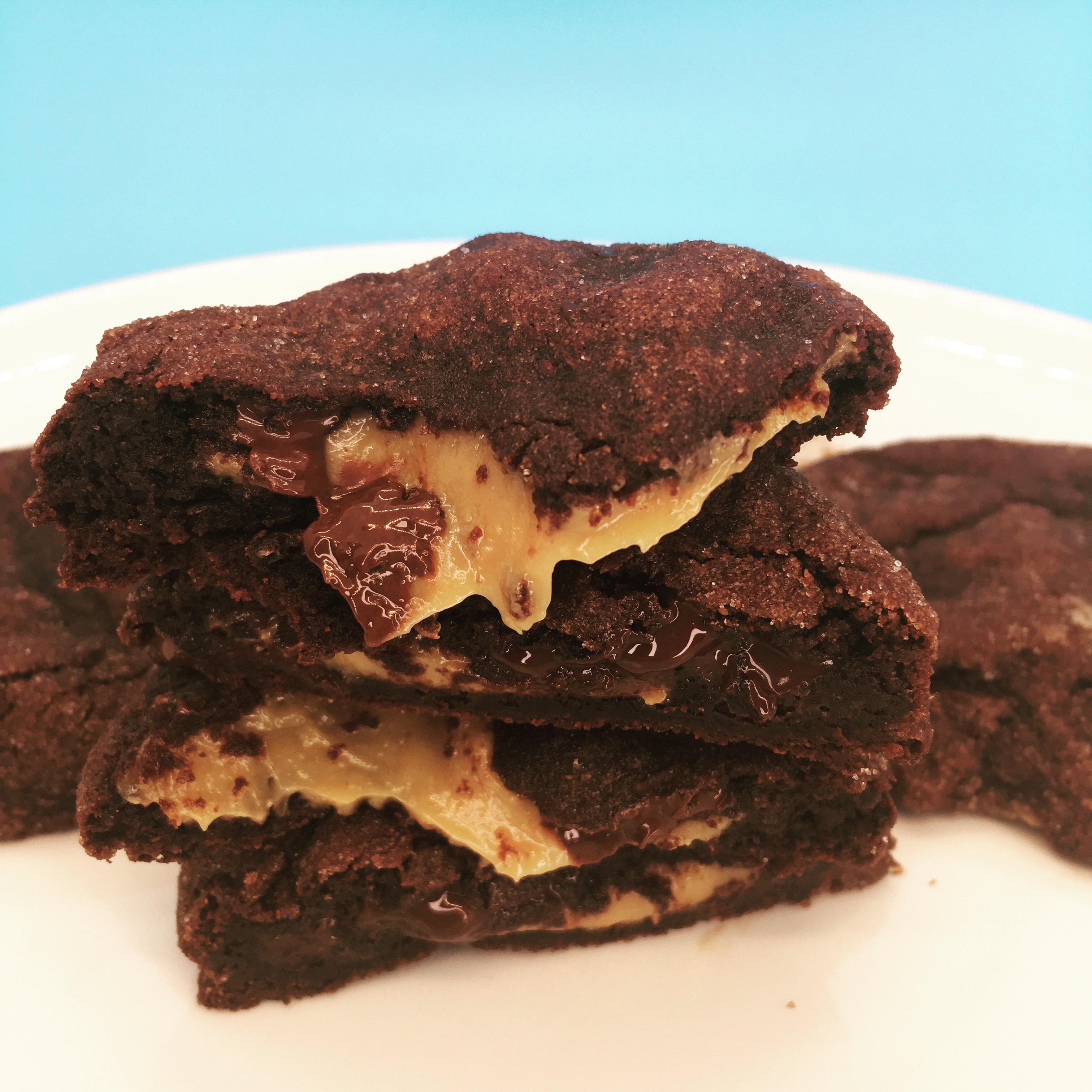 [Homemade] Mexican hot chocolate cookies with dulce de leche filling r/food