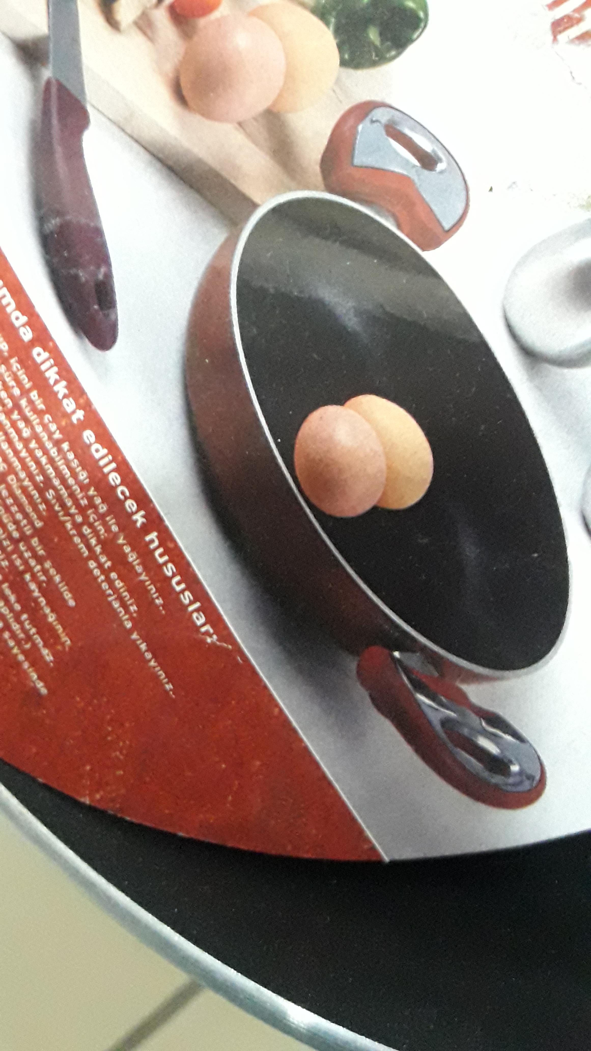 You can cook eggs with shells on pans. Right? r/CrappyDesign