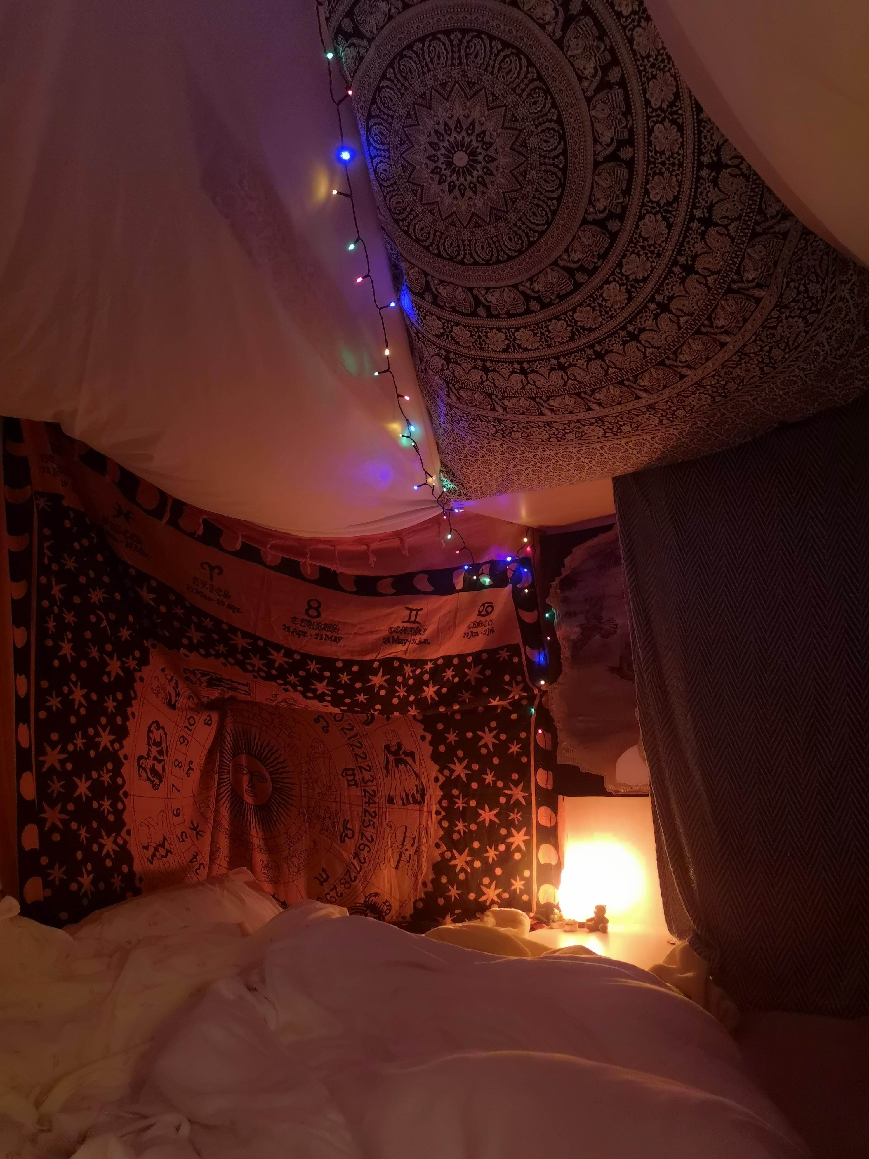 The cozy fort my girlfriend made for us last night. r/CozyPlaces