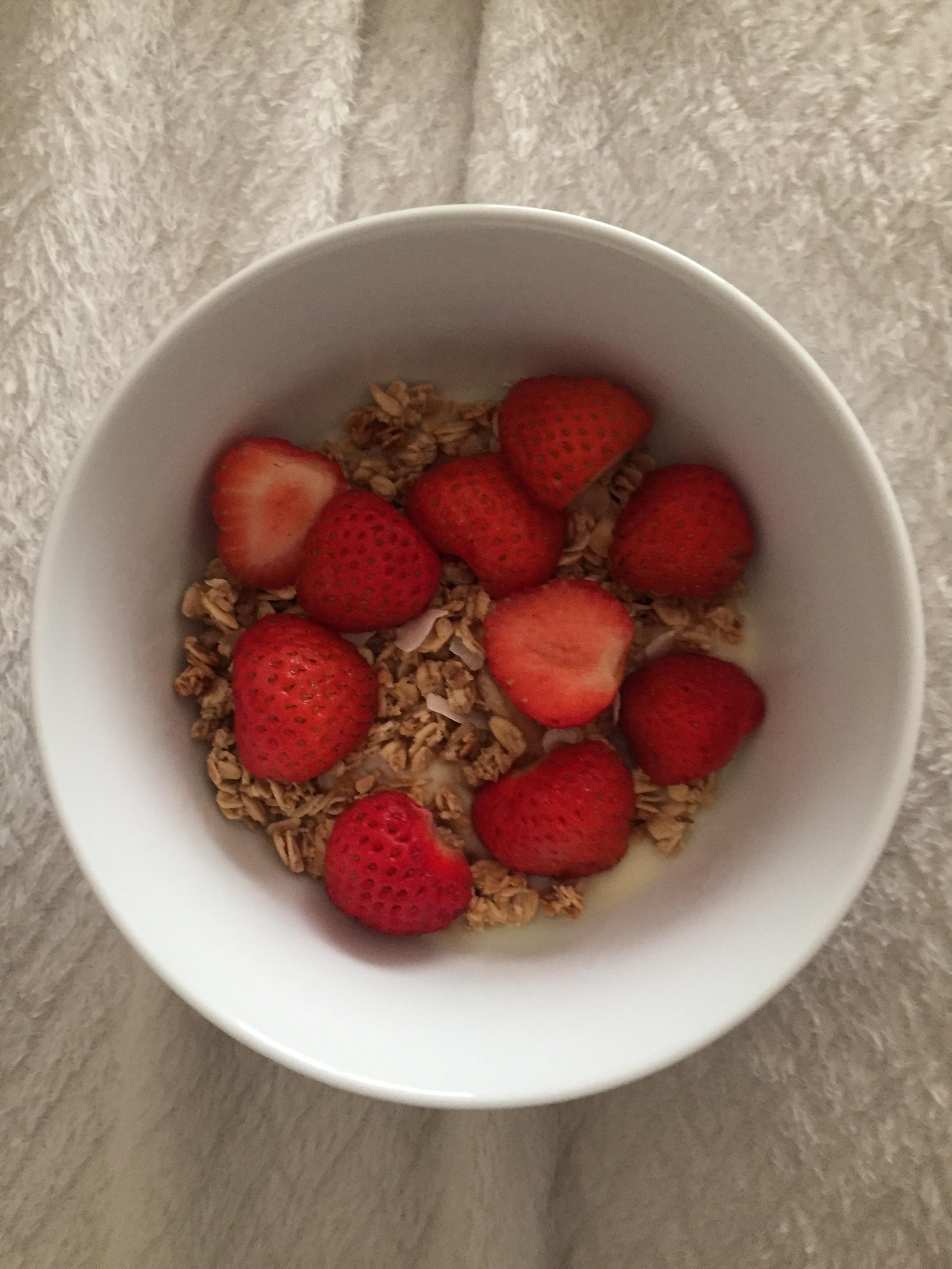 282 kcal breakfast mango and passion fruit yogurt (100kcal) with Jordan’s granola (162kcal