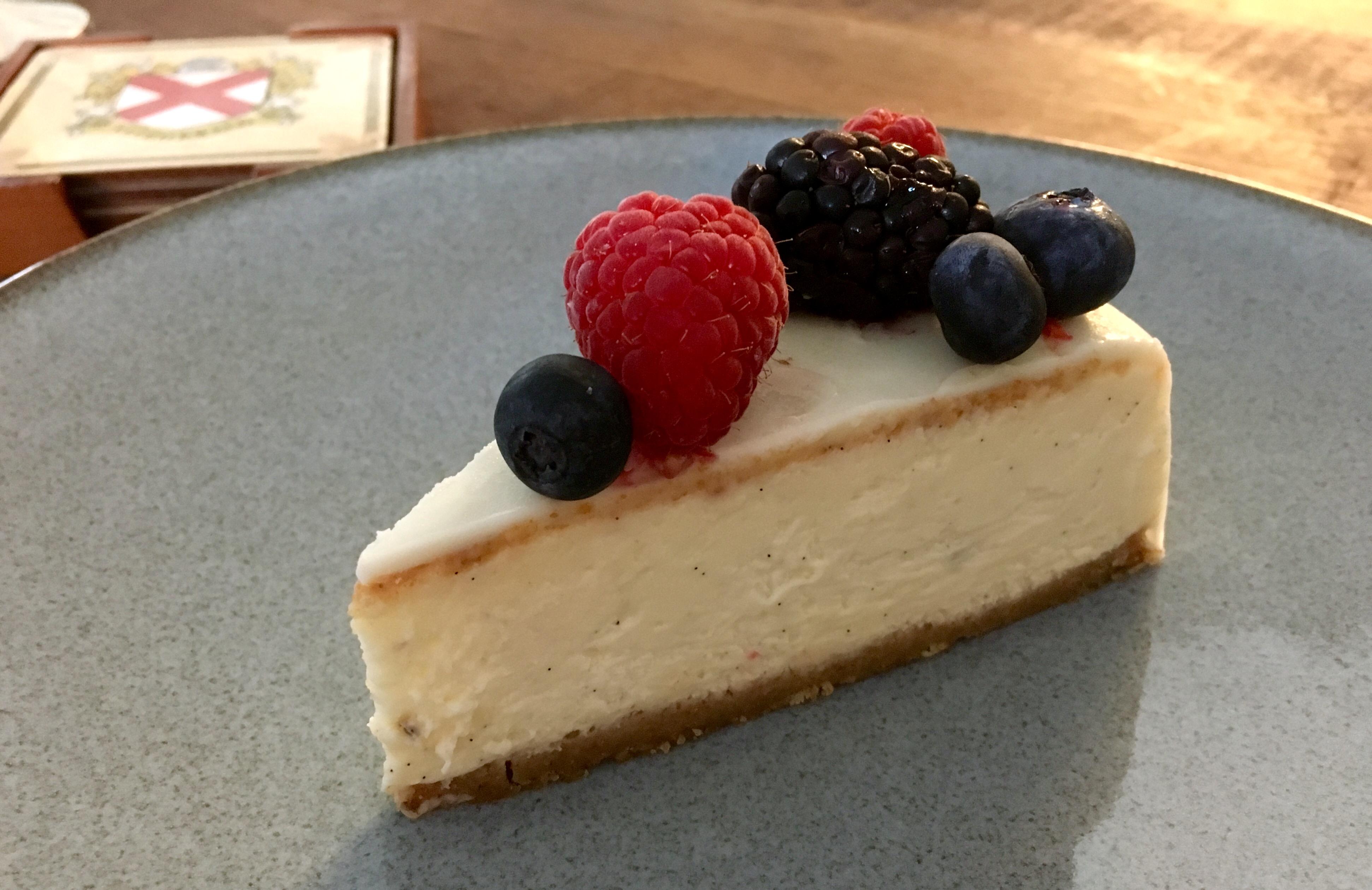 [Homemade] vanilla Bean cheesecake with a white chocolate Shell r/food