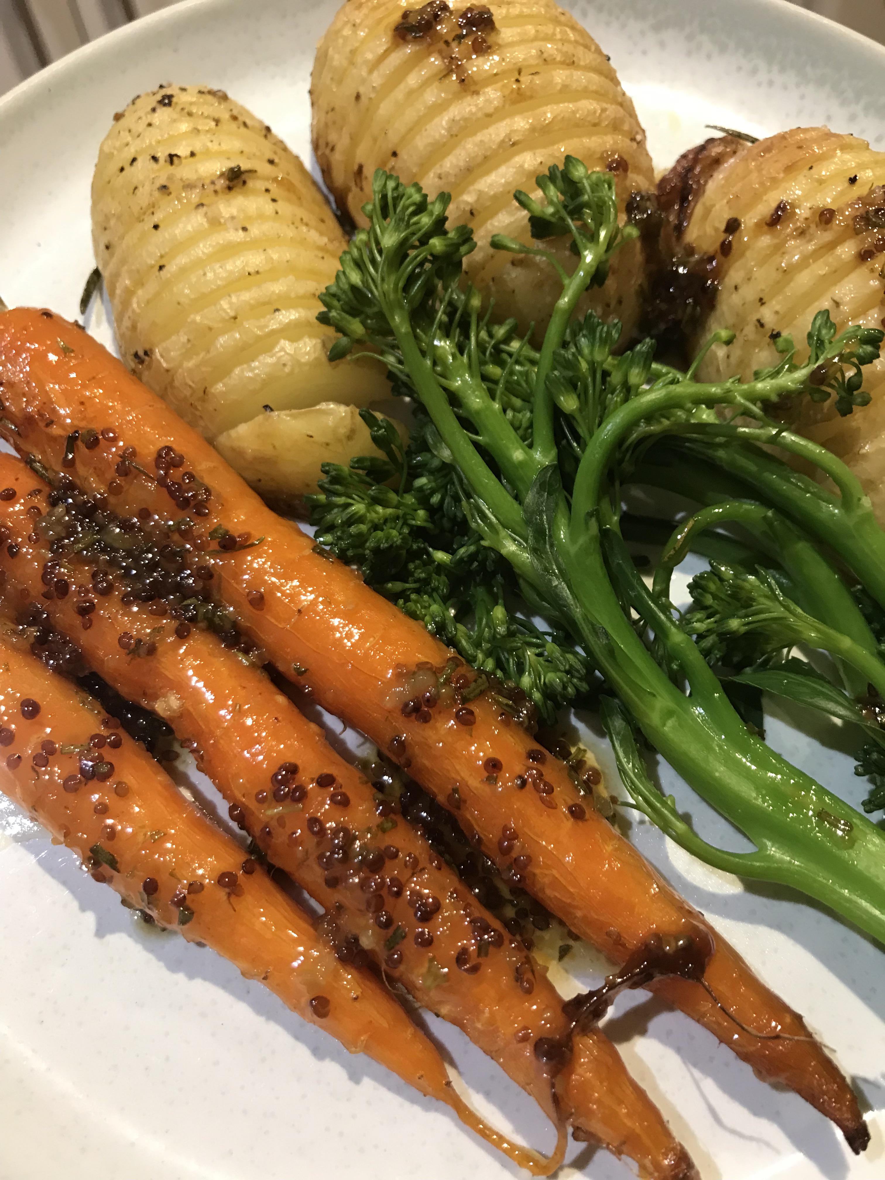 [homemade] Maple glazed & roasted Dutch carrots with hasselback