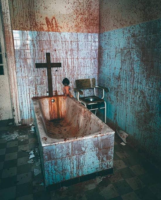 Bloody Bathroom... r/oddlyterrifying