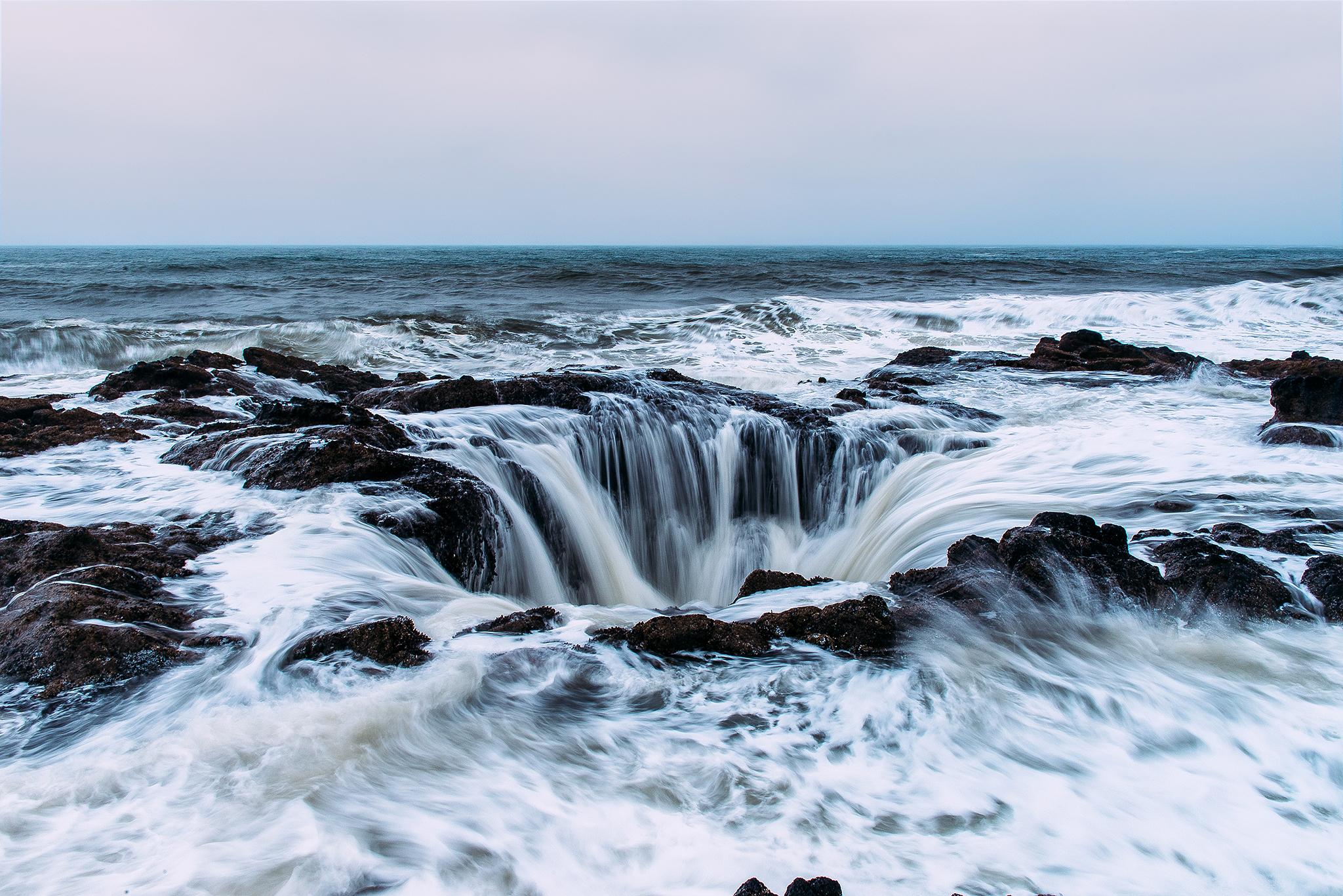 Thor's Well, Oregon Coast [2048x1367] [OC] r/EarthPorn