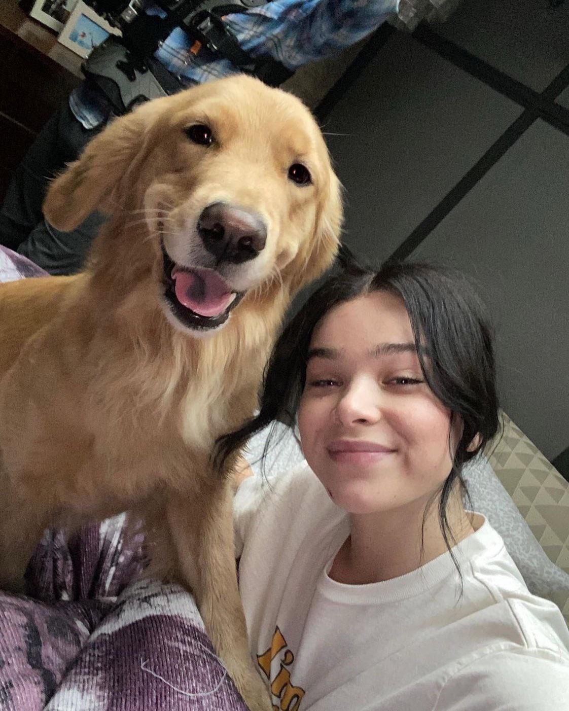 Hailee Steinfeld and Lucky The Dog on the set of ‘Hawkeye’ r/anJoDelCo