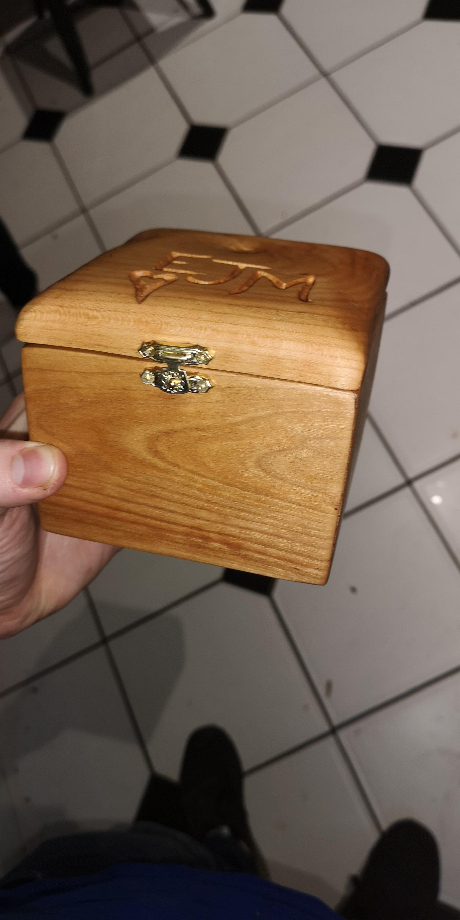 My First Ever Project (Cherry Box Finished w/Linseed Oil) r/woodworking