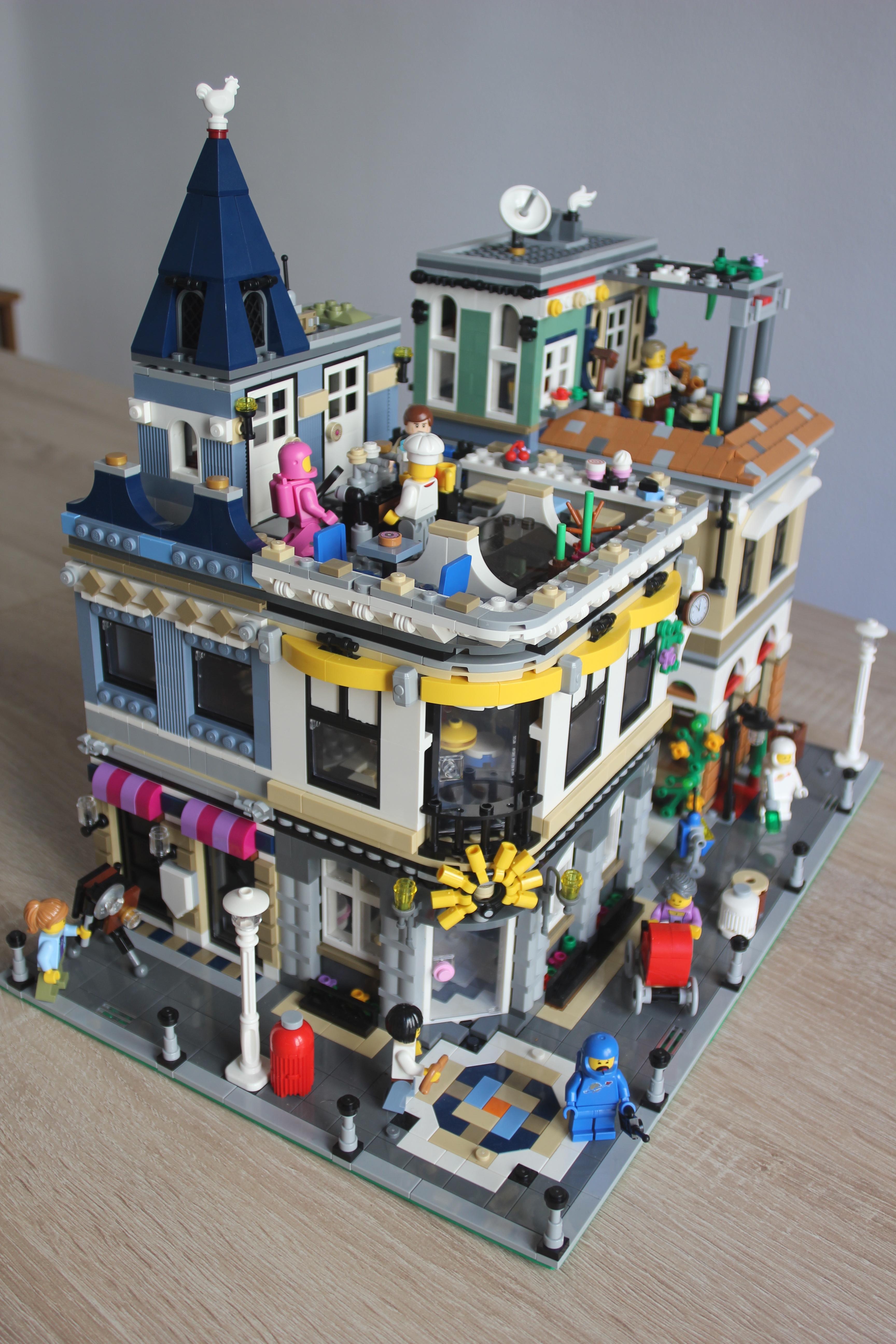 Corner Alley Assembly Square alternate build (pics in comments) r/lego