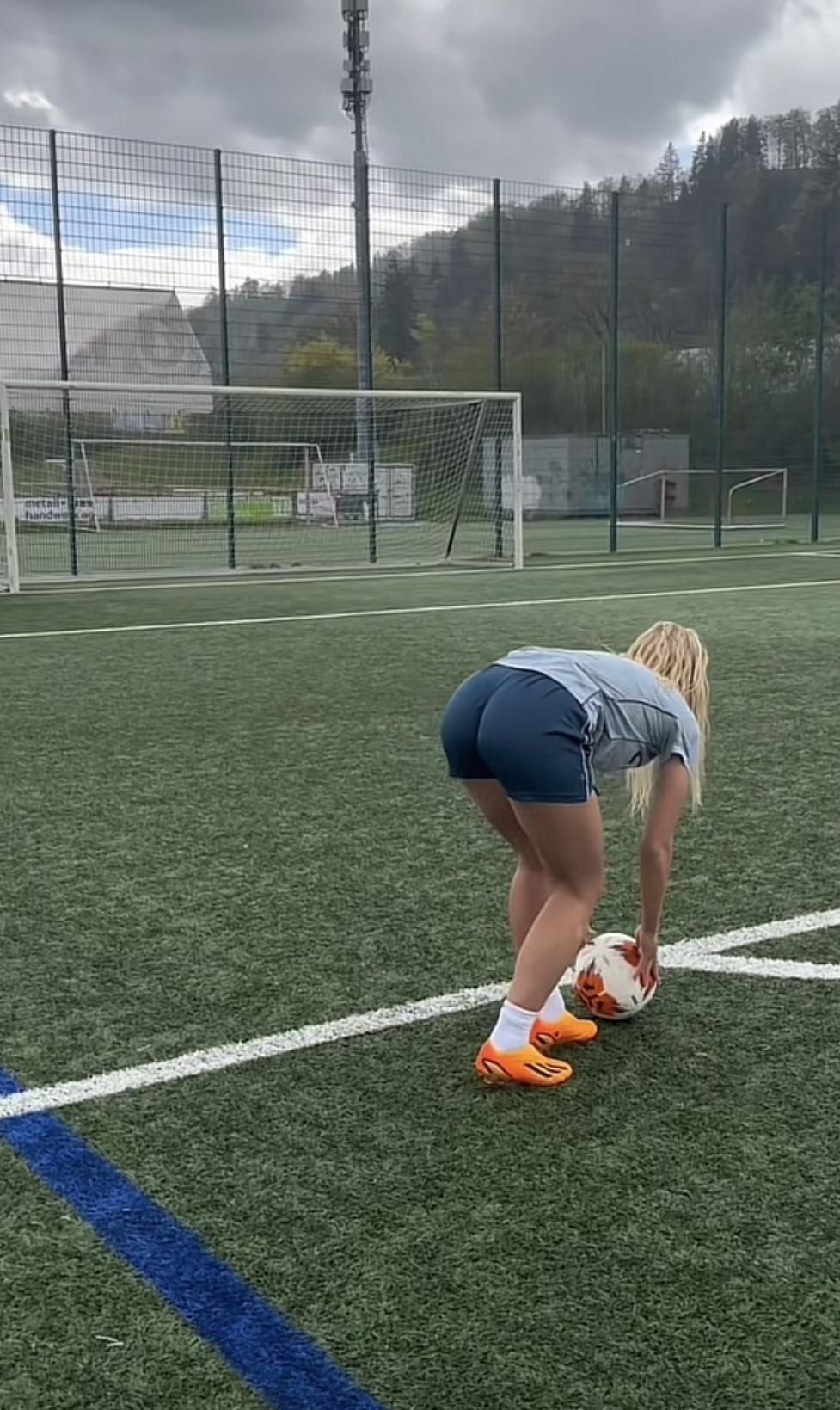 Bend over ass : AlishaLehmannFanPage