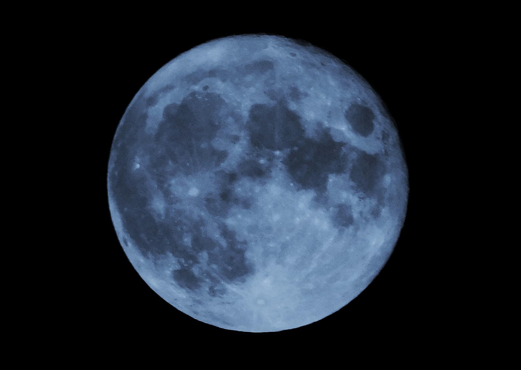 Blue moon/ You saw me standing alone/ Without a dream in my heart