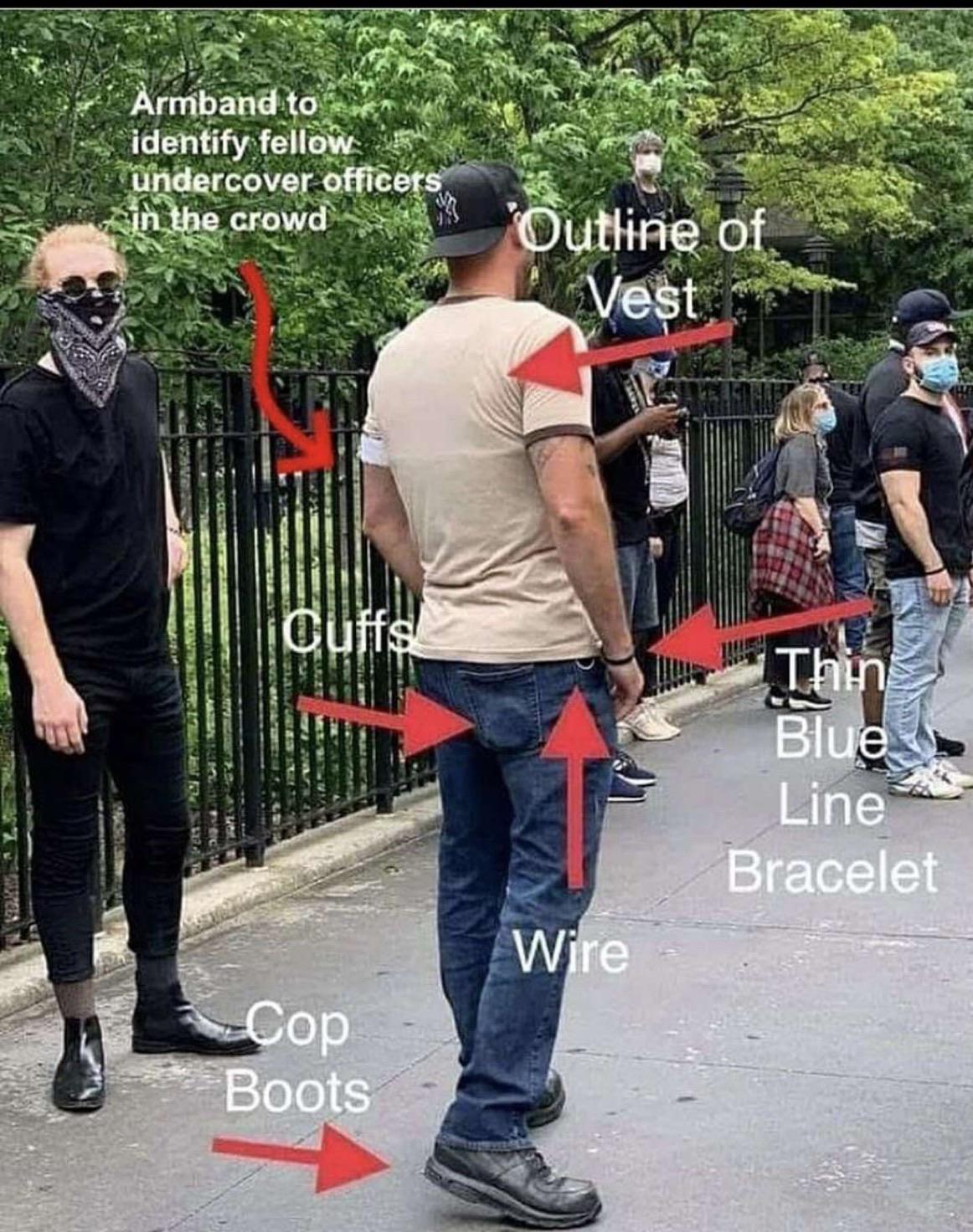 PSA for protestors. Undercover cops in the crowd + how to identify r