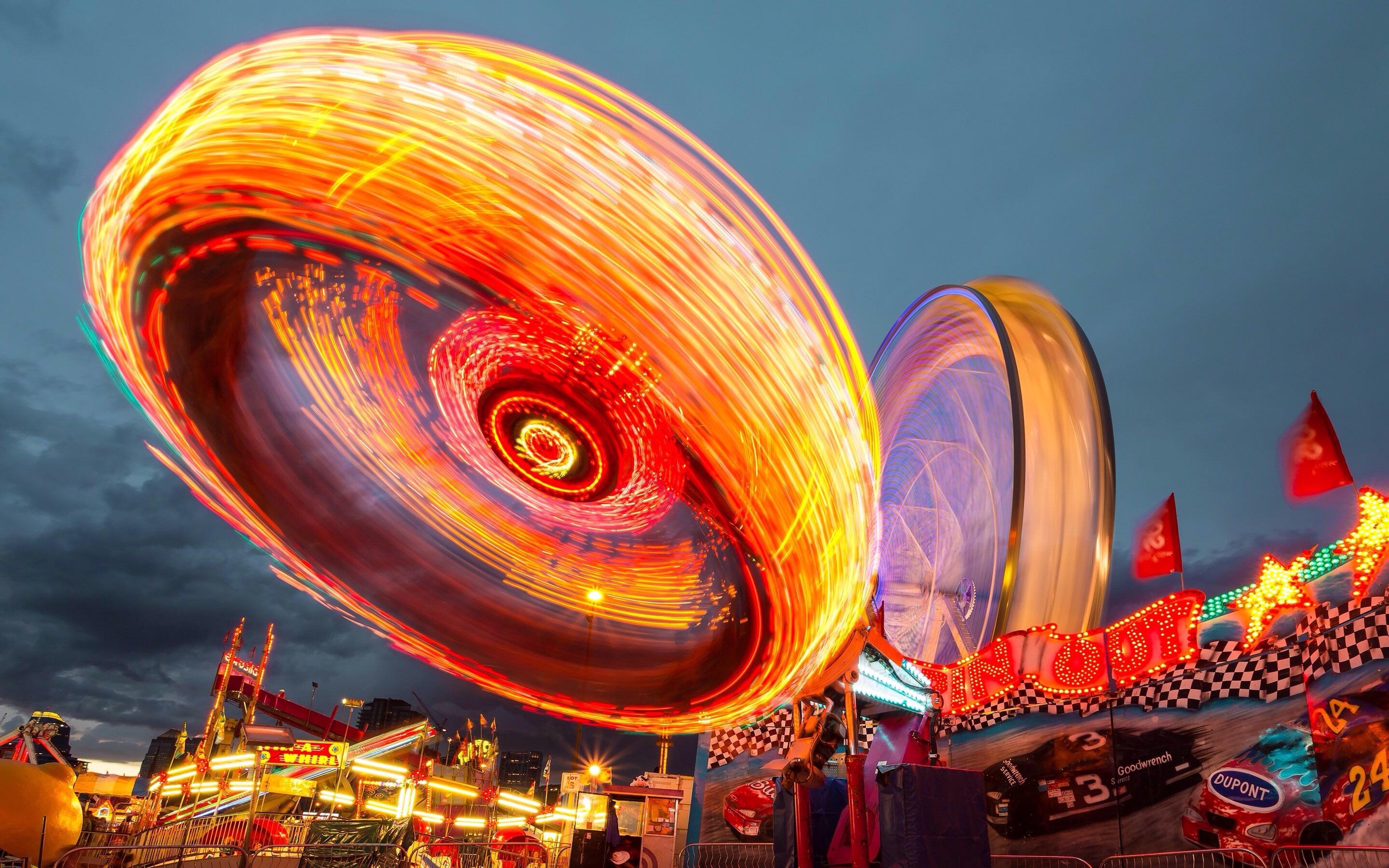 Long exposure of an amusement park ride r/interestingasfuck