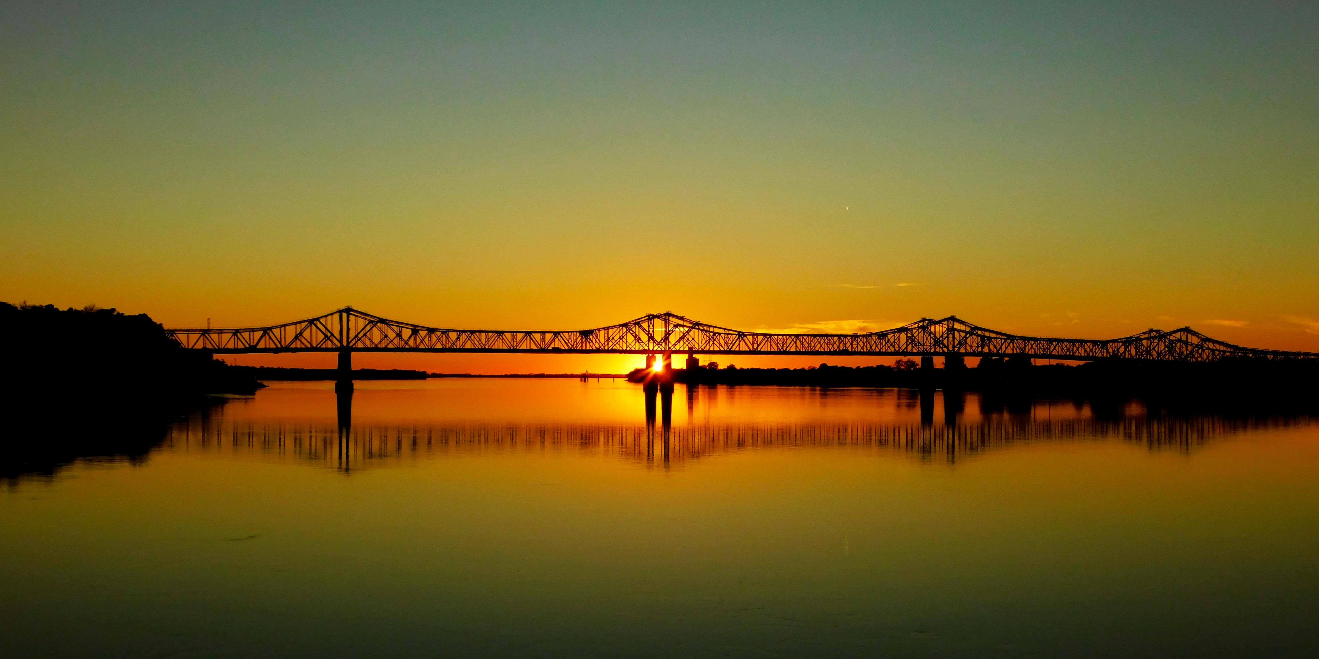 Sunset on the Mississippi River at Natchez, Mississippi r/pics