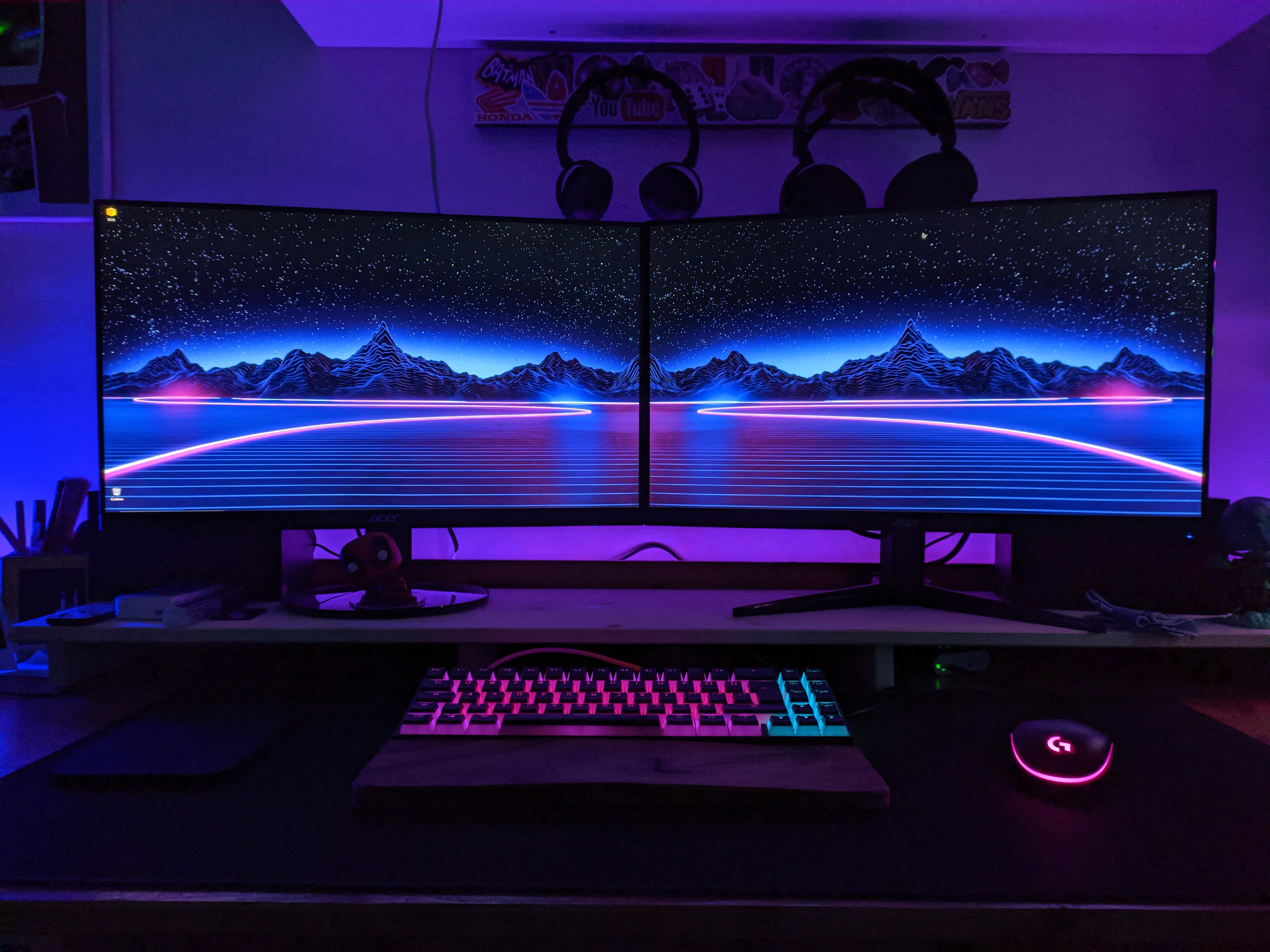 My Dual monitor setup! Love the colors r/battlestations