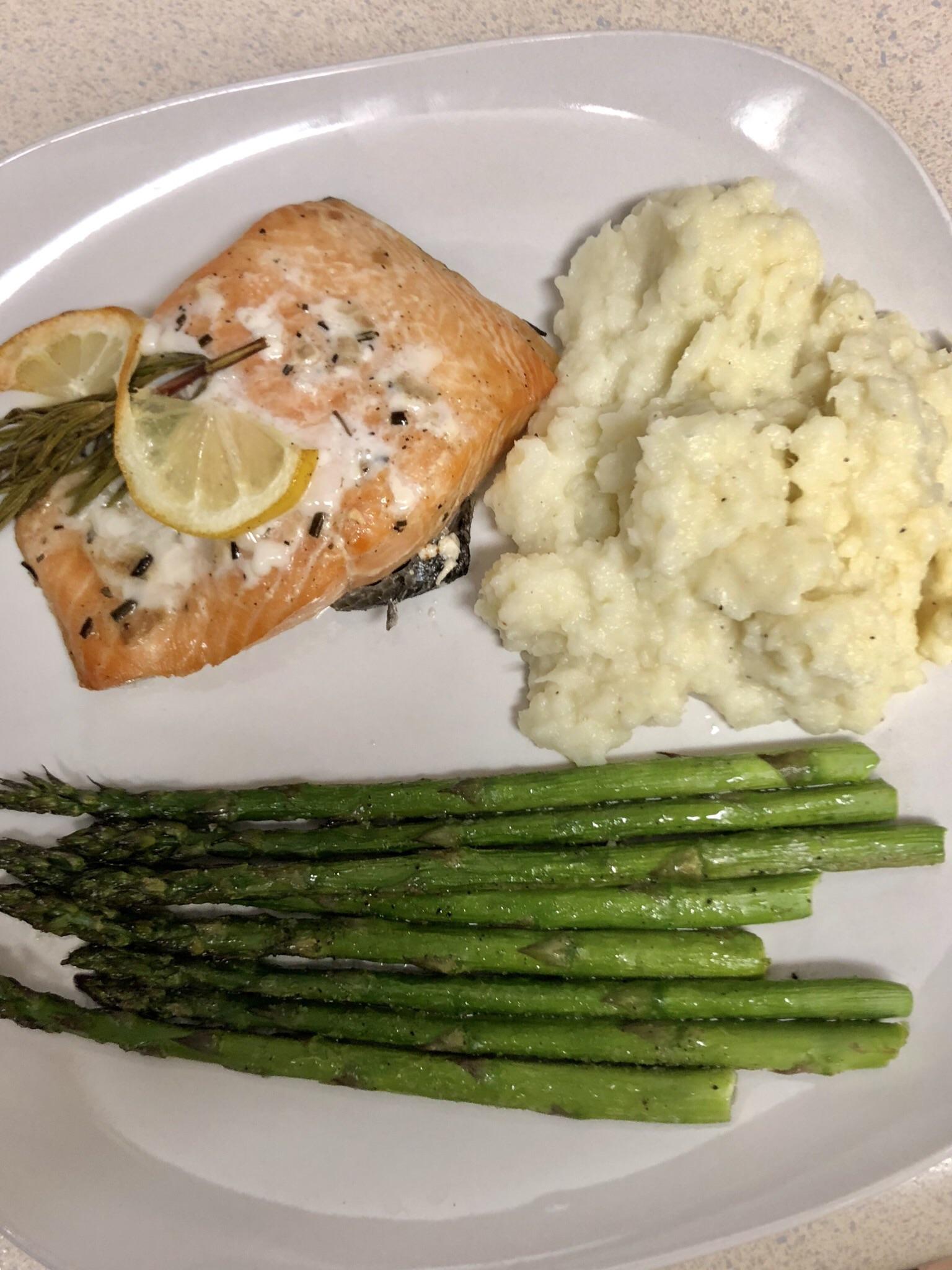 [Homemade]Grilled cedar plank salmon with rosemary and lemon