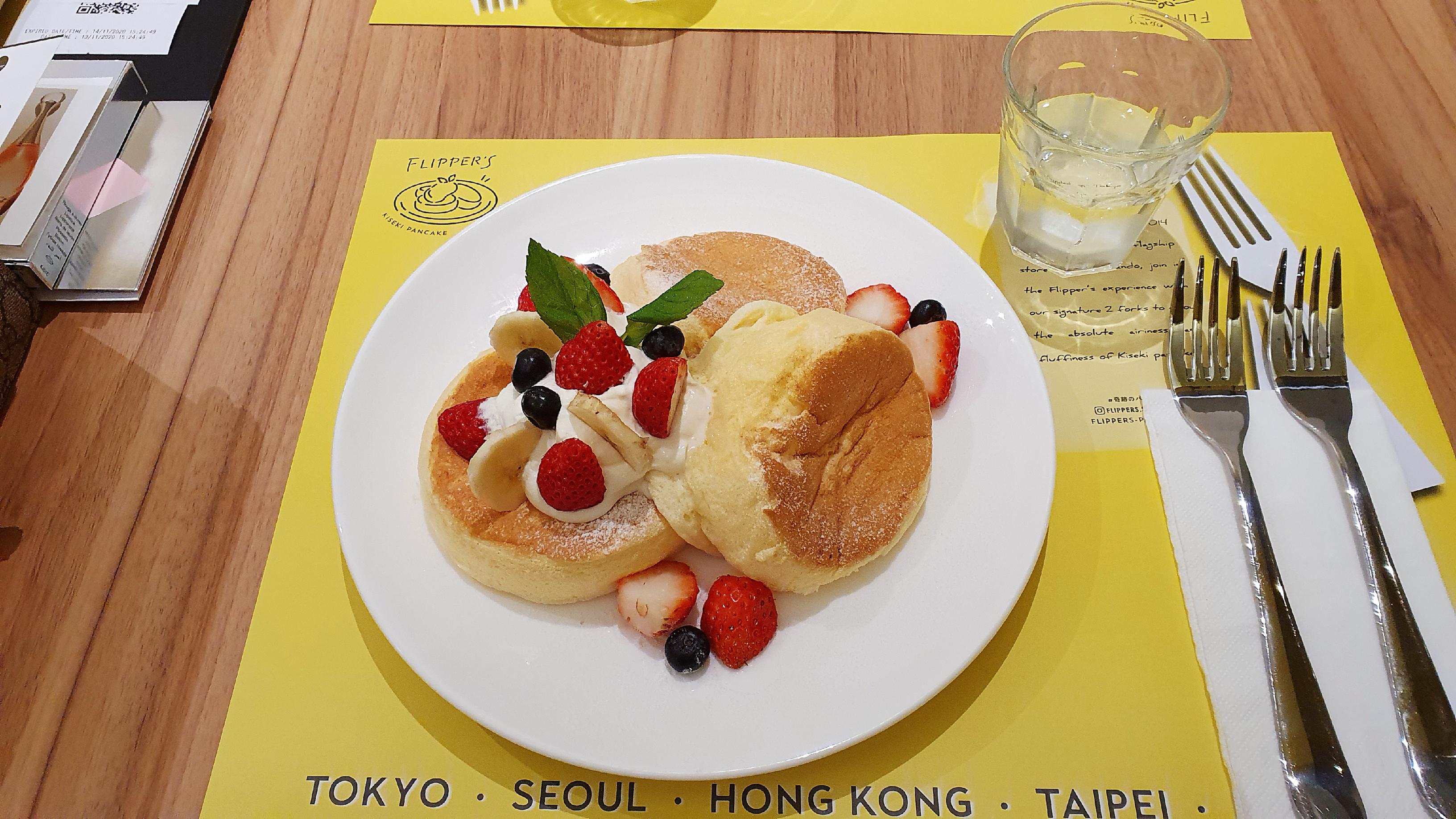 Japanese Soufflé Pancakes from Flippers r/dessert