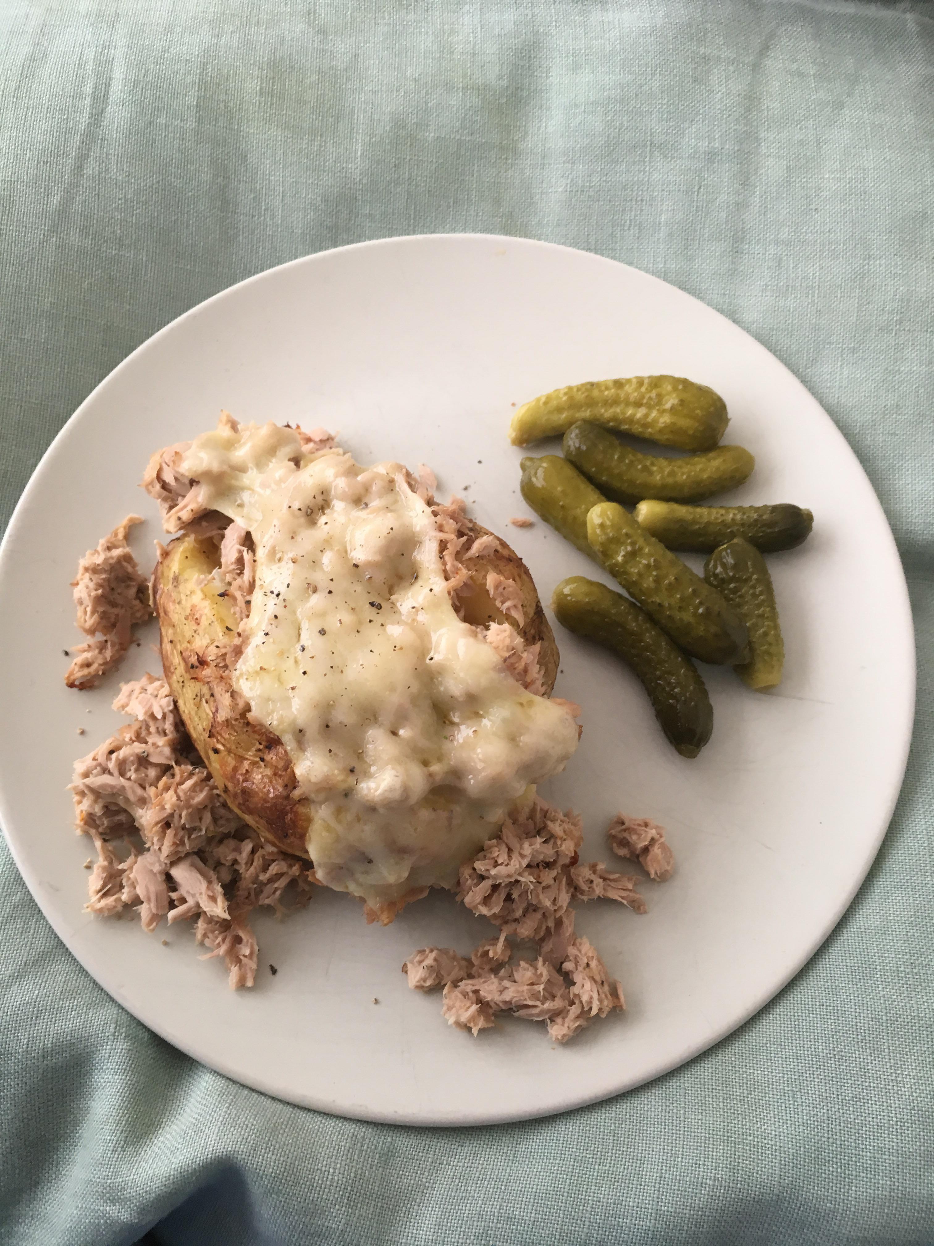 Baked potato with tuna and cheese, served with pickles 255 calories