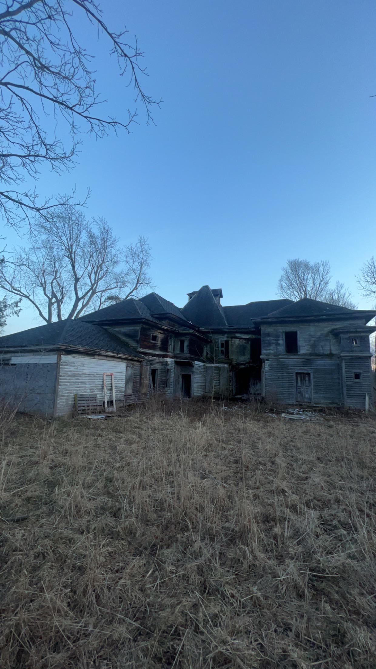Abandoned mansion in Nunda, New York. r/AbandonedPorn