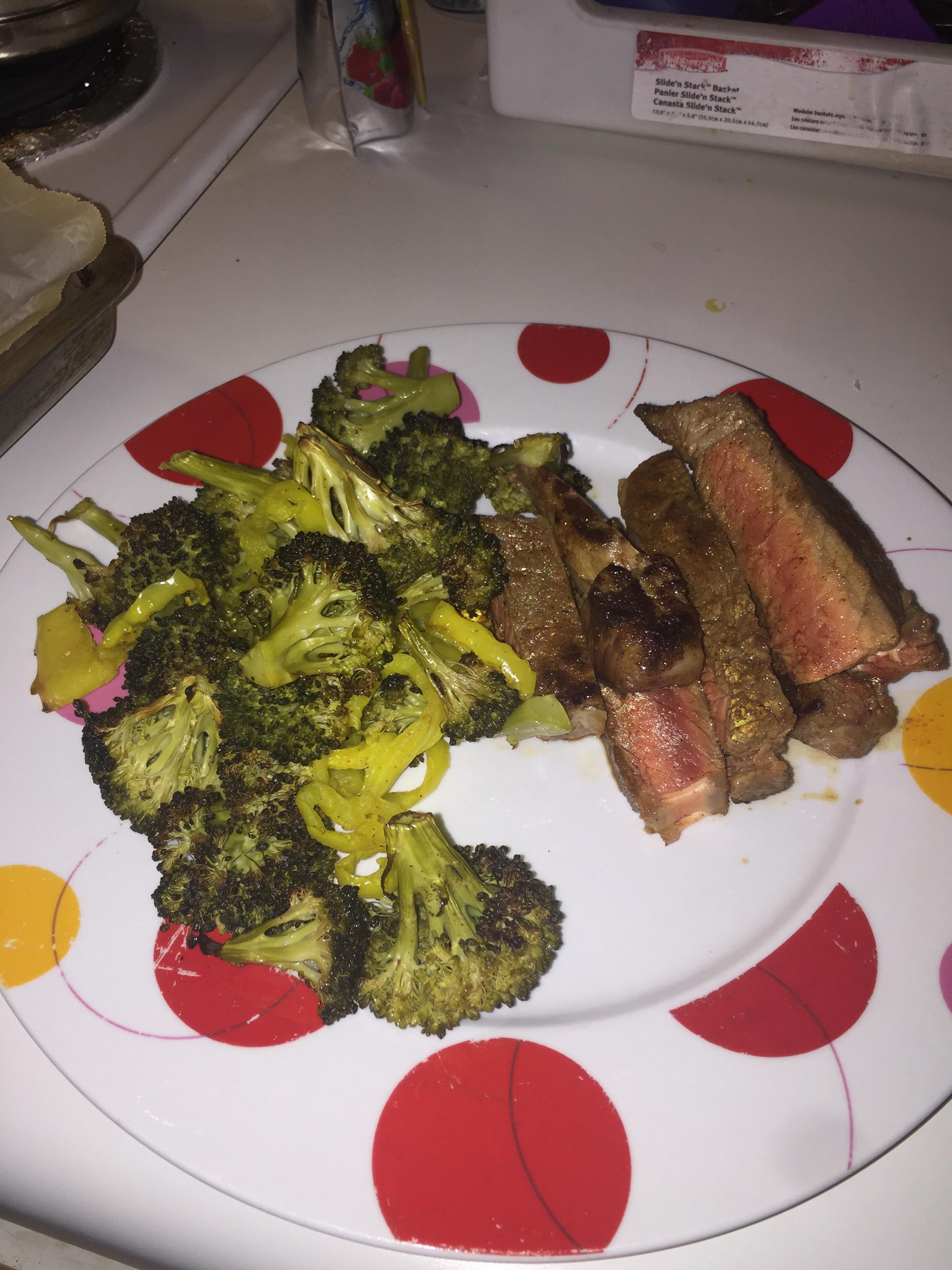 Pan seared rib eye and roasted broccoli w/peppers r/Keto_Food