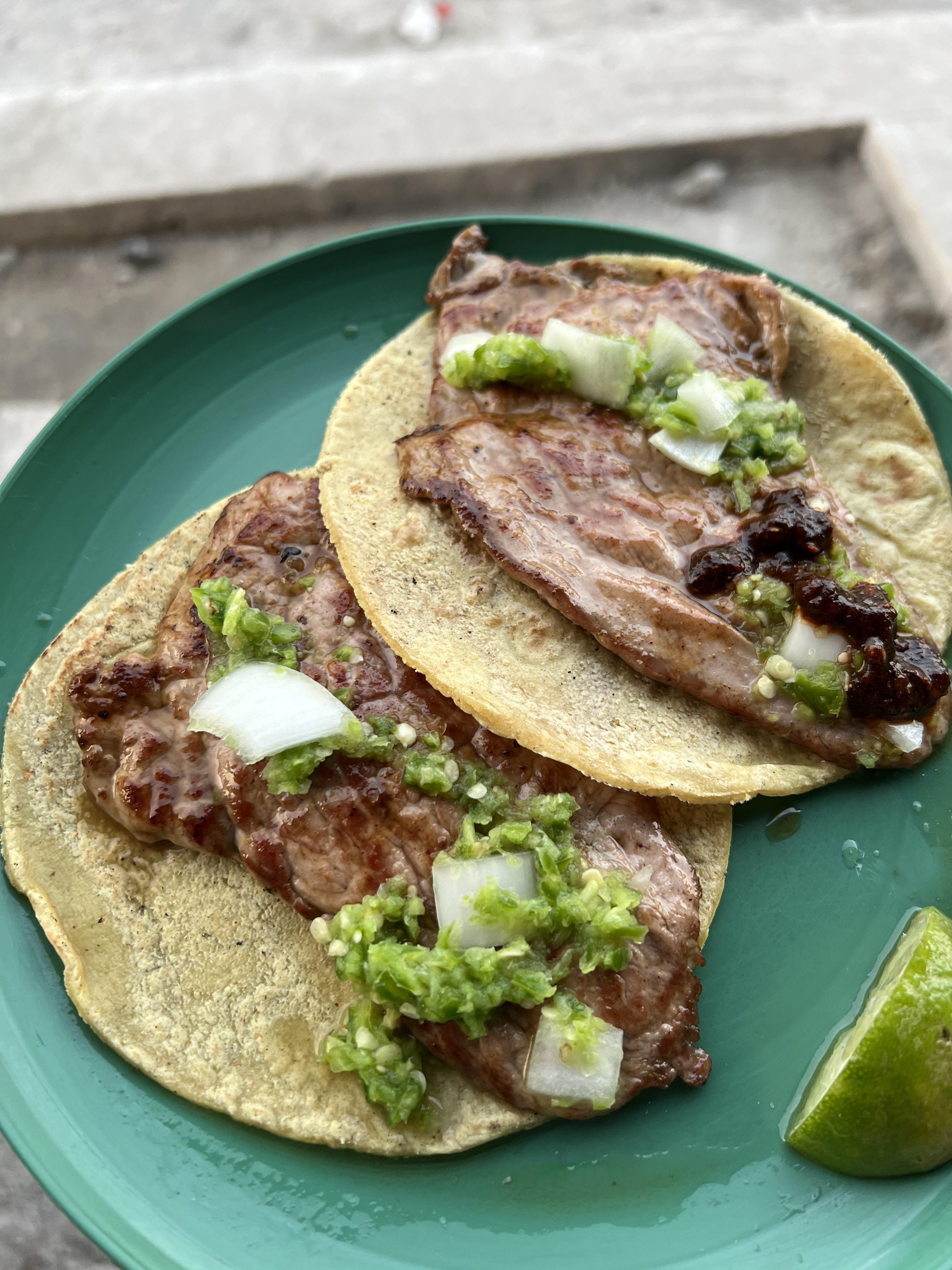 Tacos de gaonera, de El Califa de León, CDMX. Thin sliced ribeye tacos