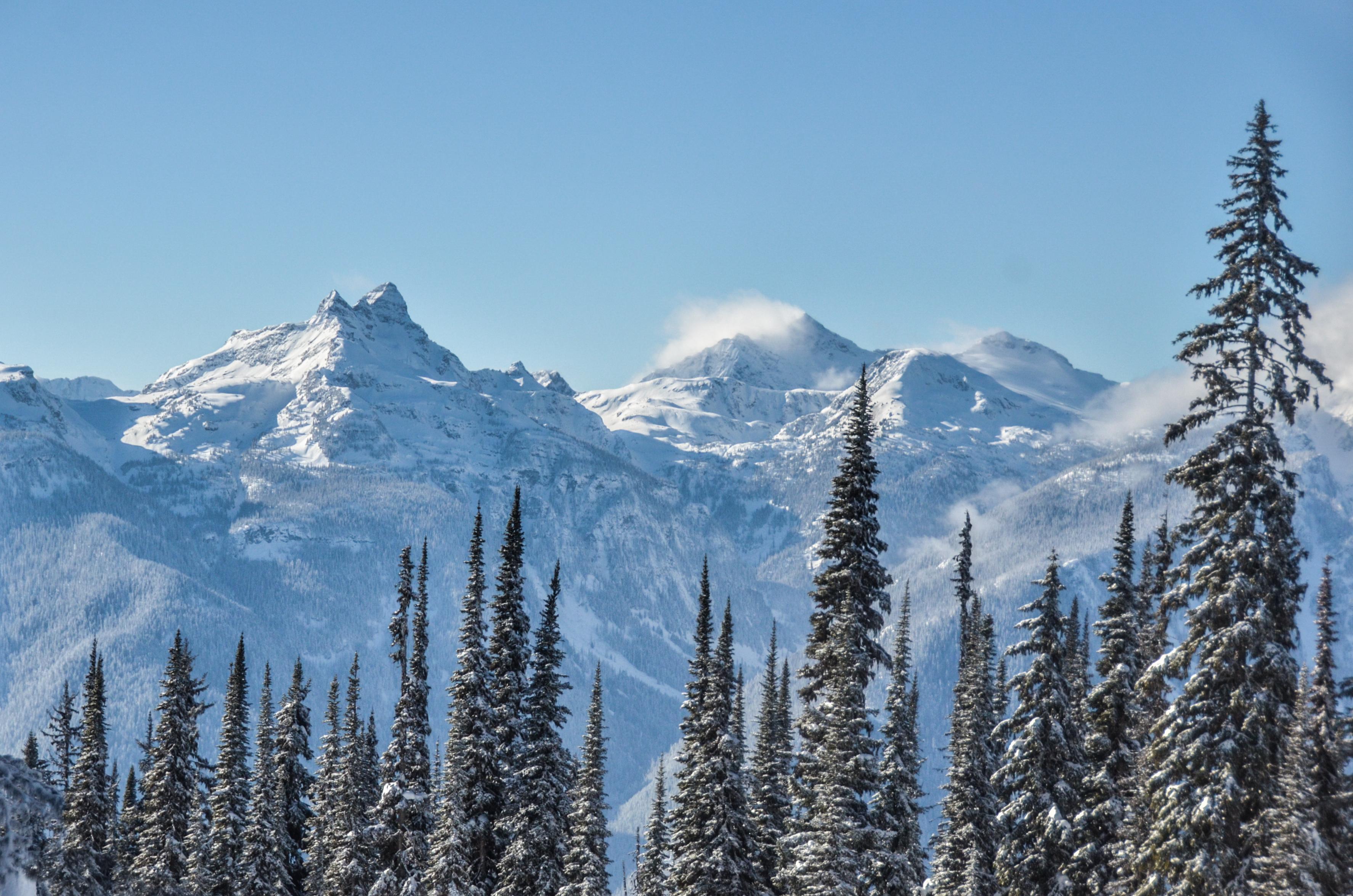 The mountains overlooking Revelstoke, BC [OC] [3549x2351] r/EarthPorn