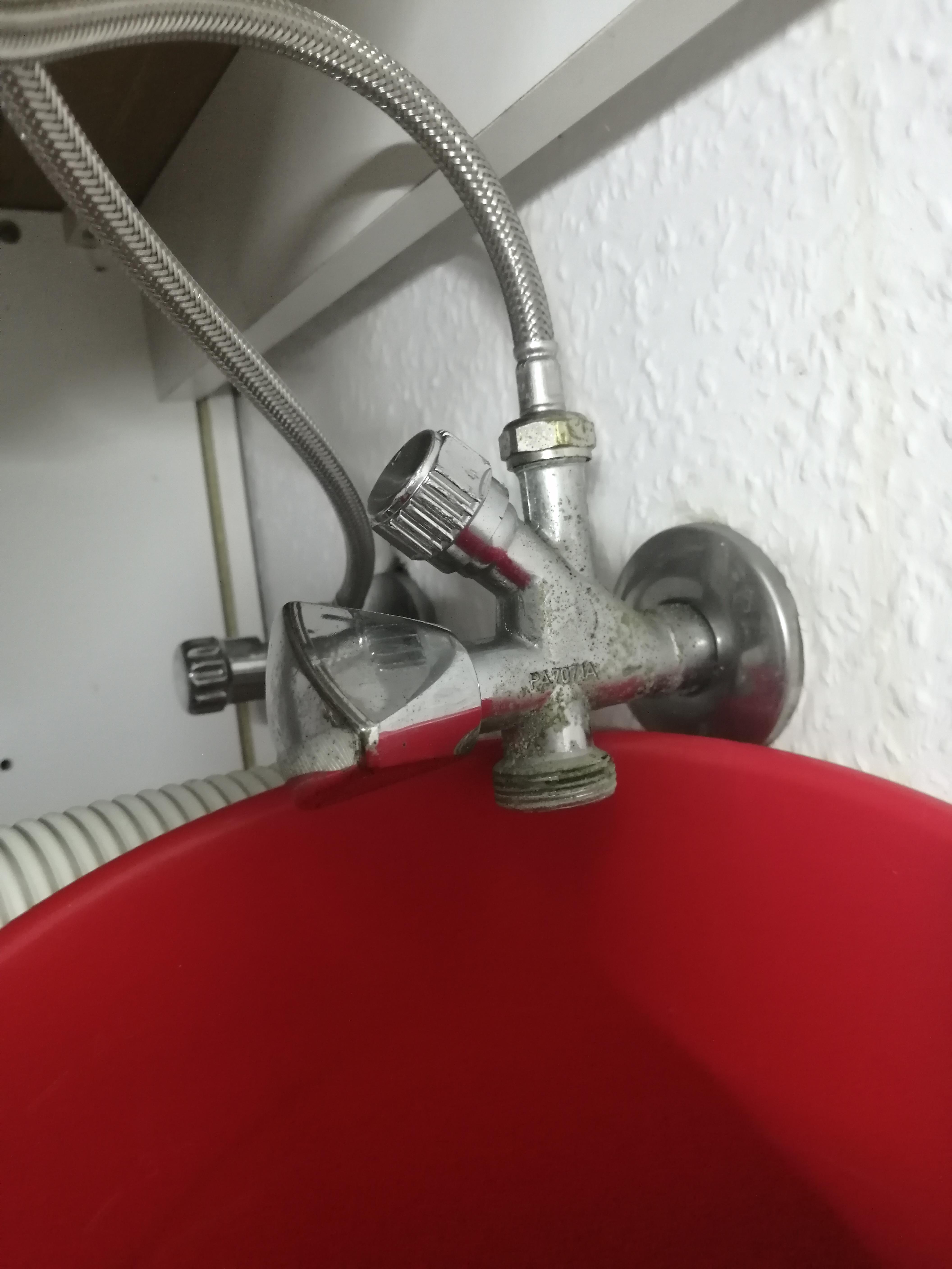 I want to connect a dishwasher on the bottom. Unfortunately I can't get