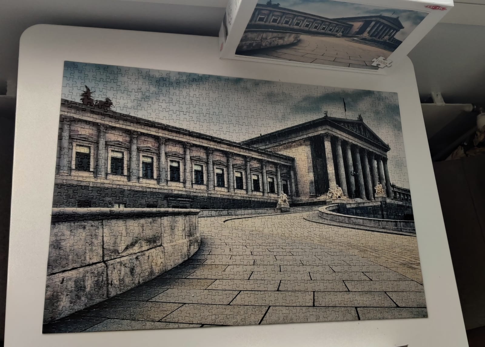 Girlfriend convinced me to finish my first 1000 piece jigsaw puzzle r