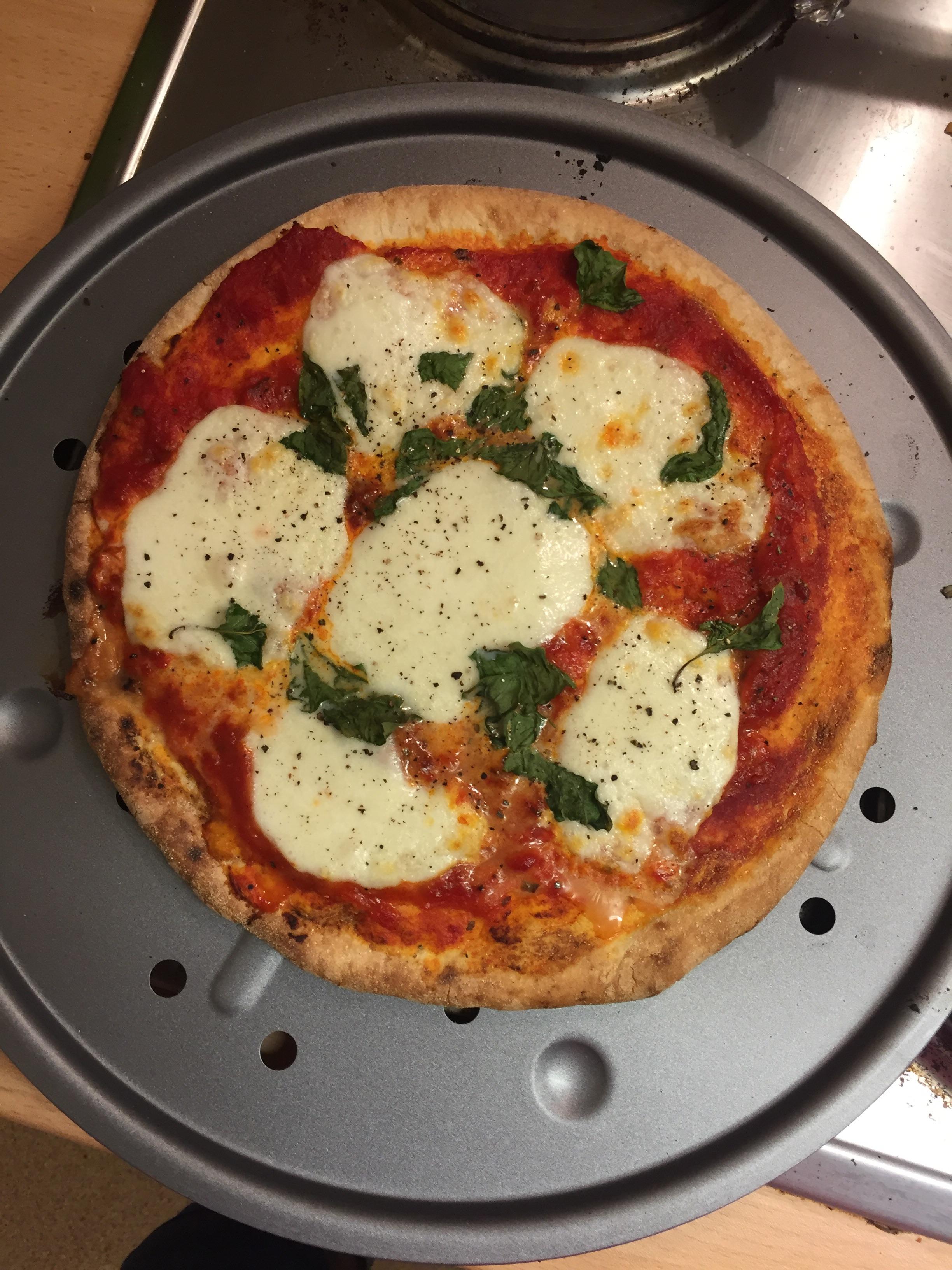[Homemade] Margherita pizza r/food