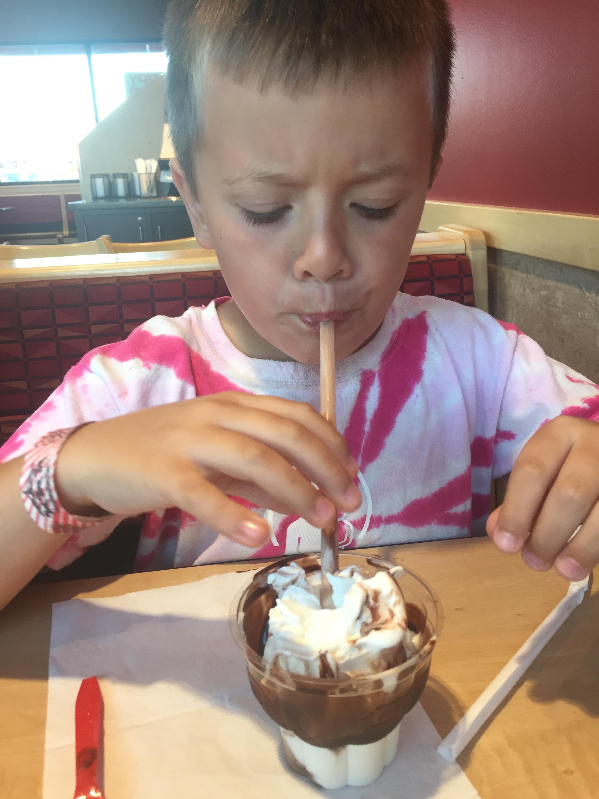 Trying to eat ice cream with a straw... not even melted r/KidsAreFuckingStupid