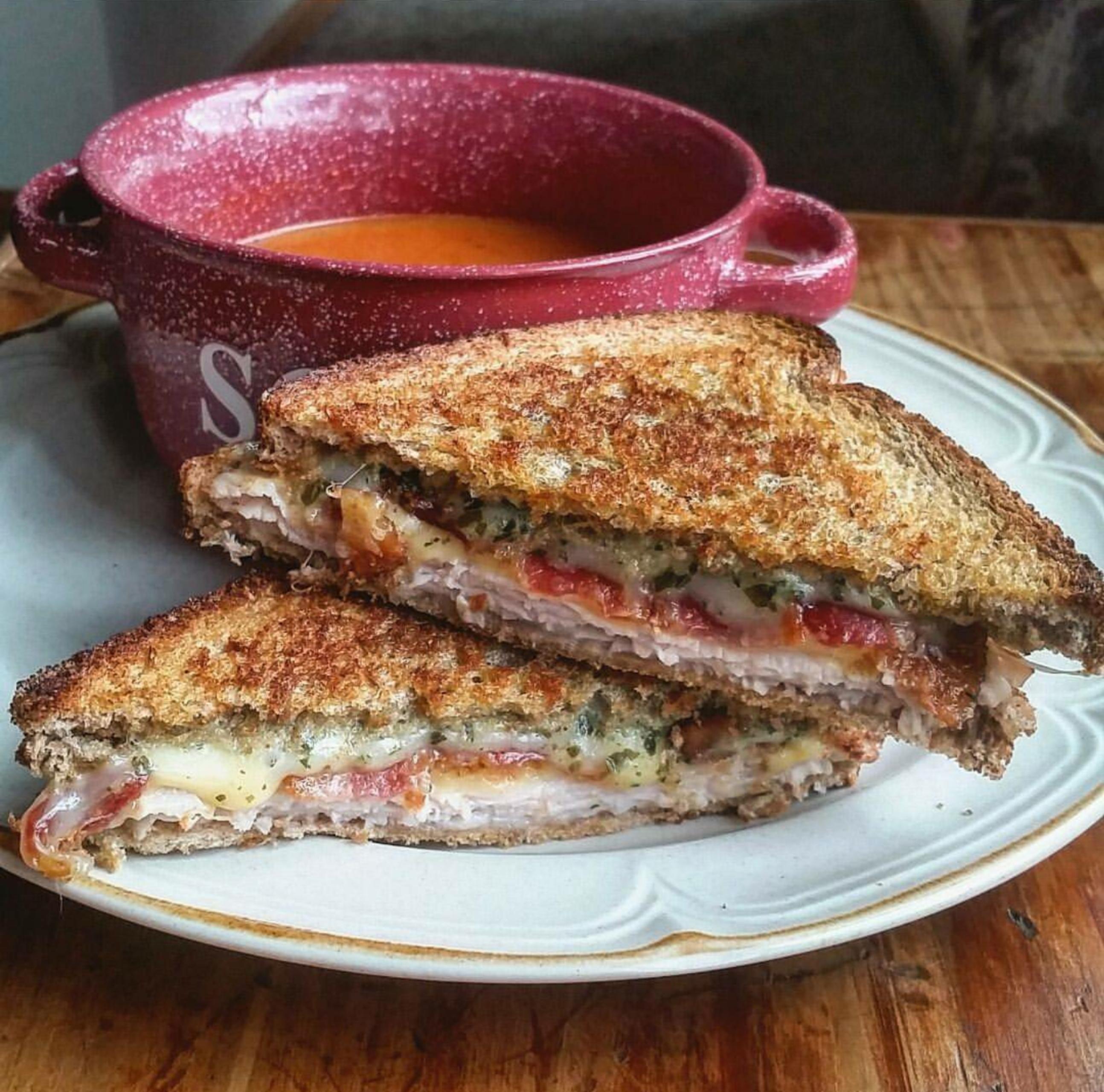 [Homemade] Ovenroasted Turkey, Bacon, Pesto, Gouda & Muenster Grilled