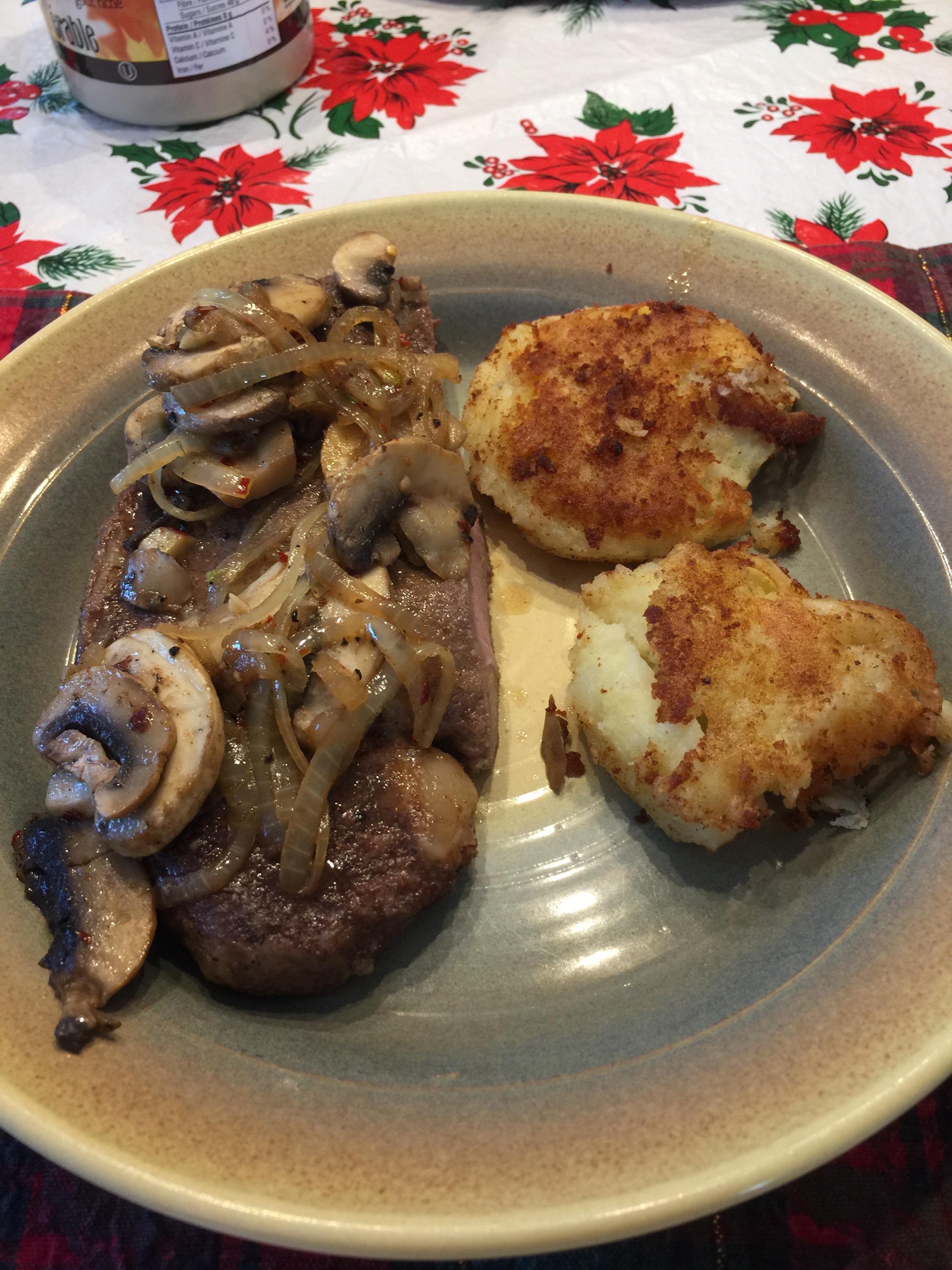 [Homemade] OvenBaked Sirloin Steak, with Crispy Mashed Potatoes r/food