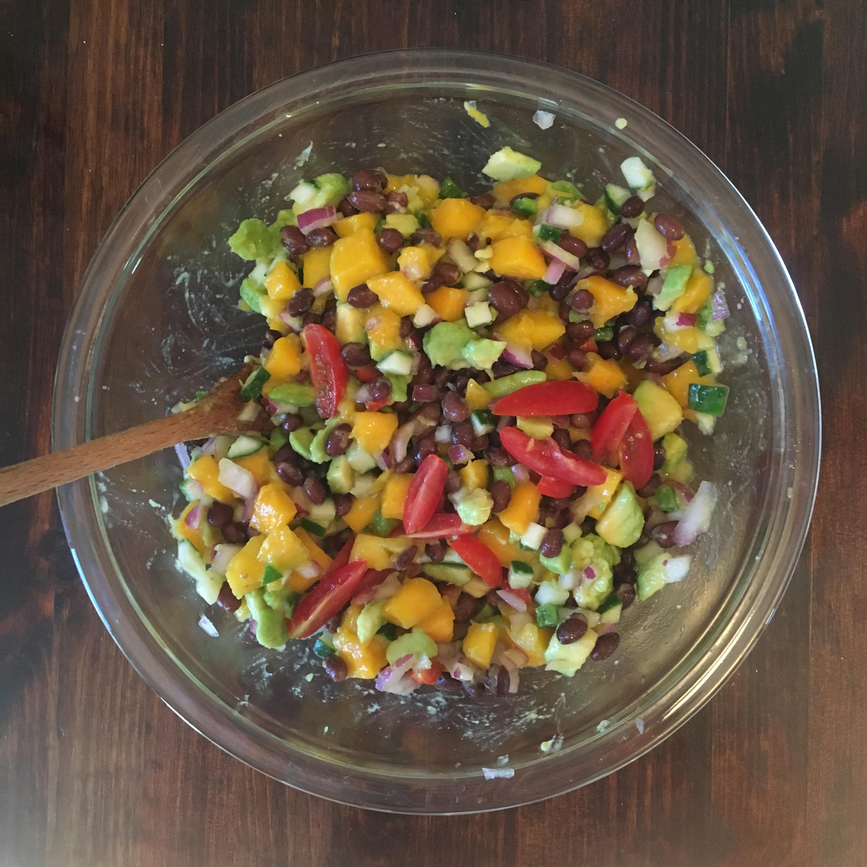 A summery alternative to pasta salad... mango black bean salad! r