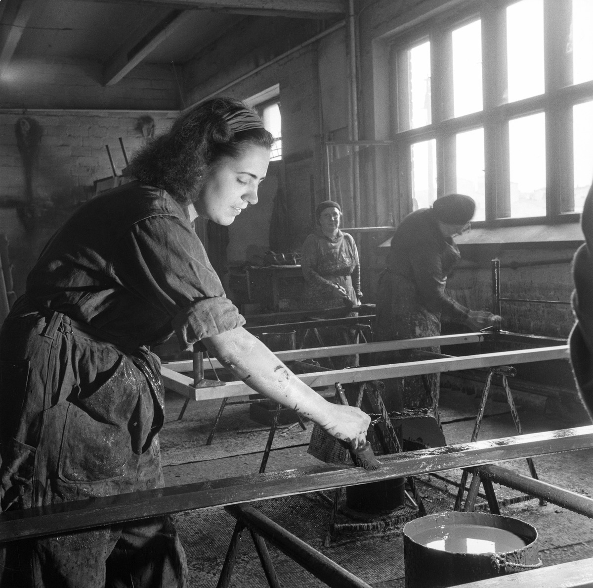 Woman working at an iron bed factory, 1948 r/TheWayWeWere