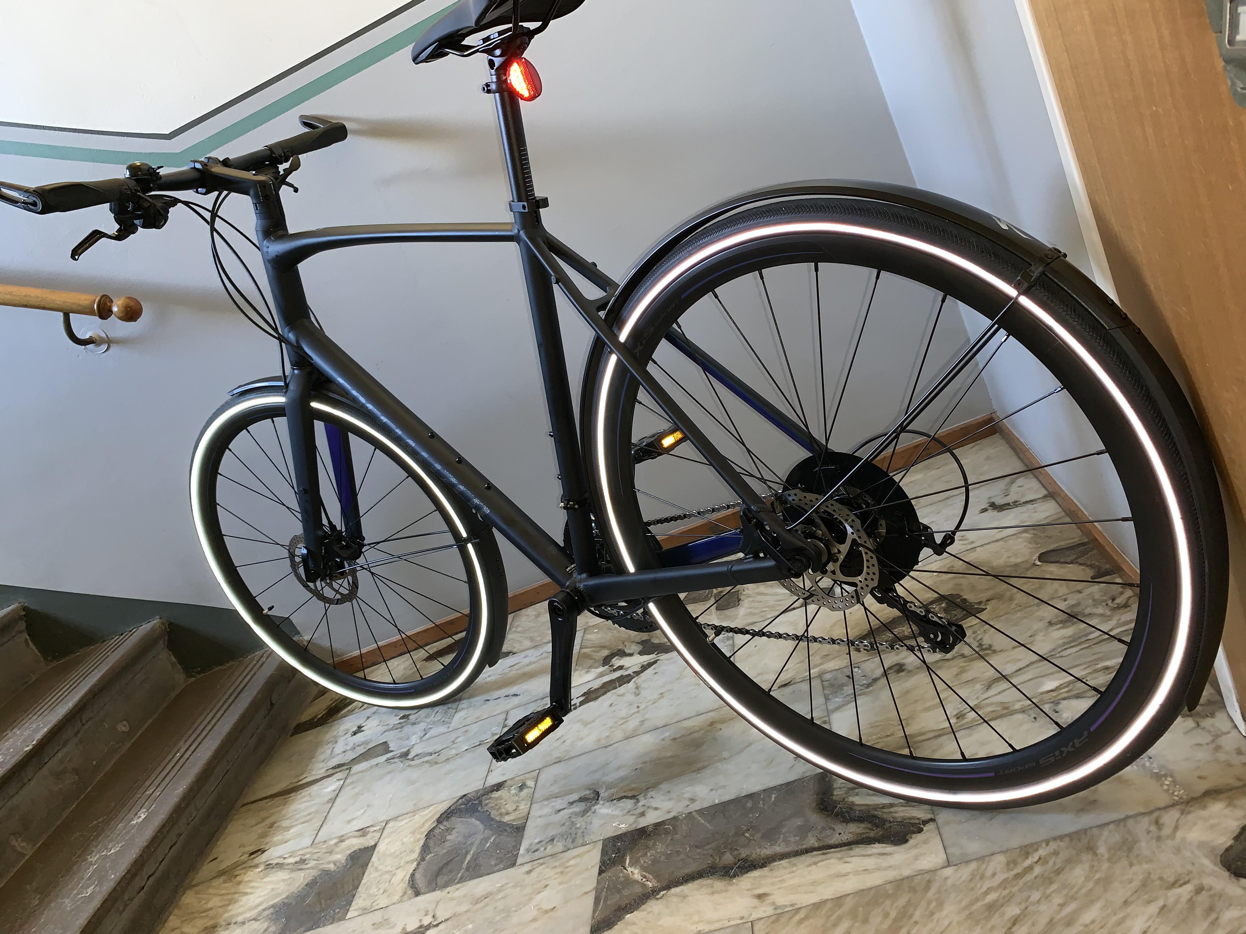 NBD Specialized Sirrus Elite 2018. Love the reflecting wheels and the