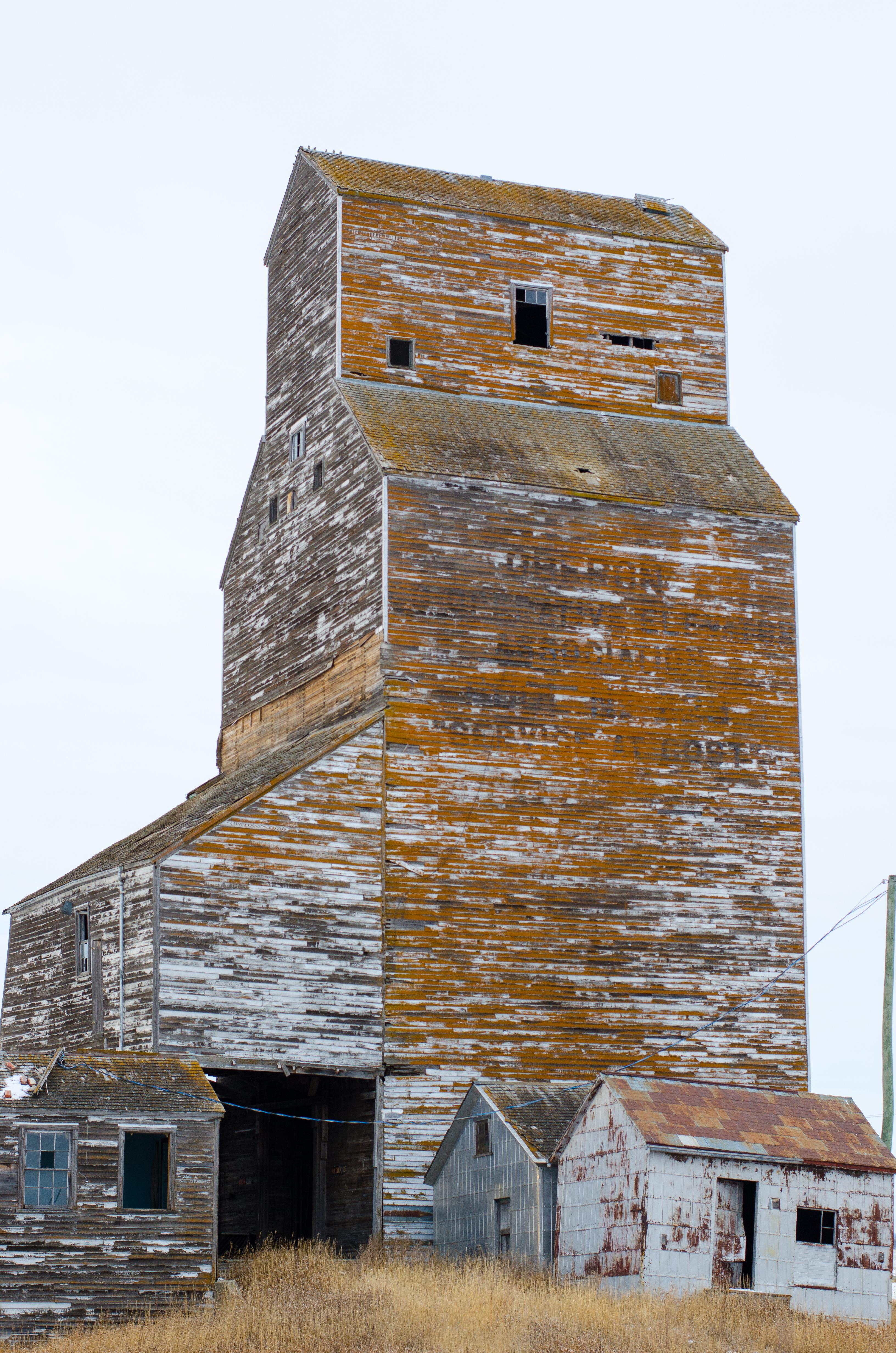 Abandoned grain elevator in Oberon Manitoba [3264x4928][OC] r