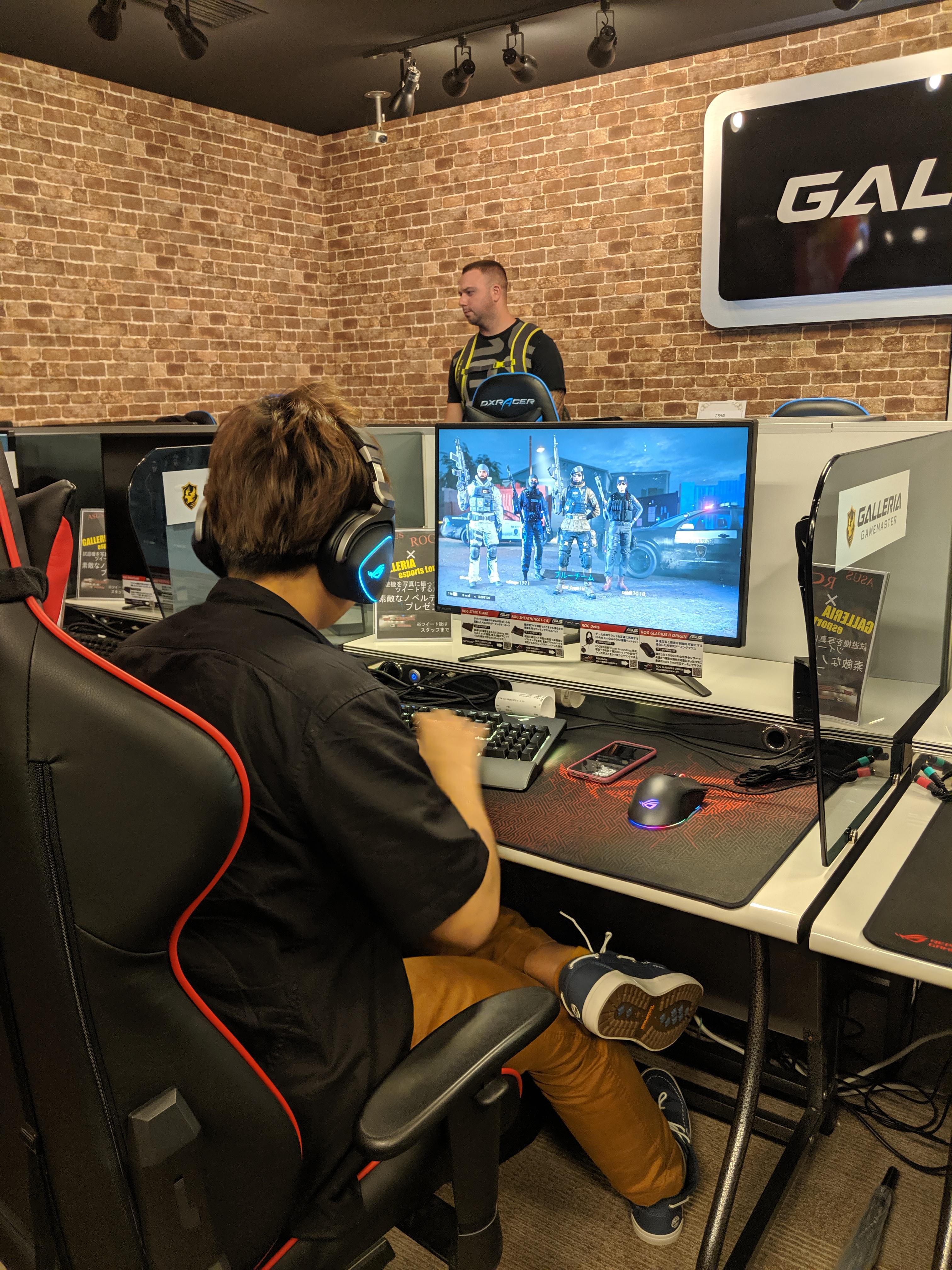 Walked into a random Esports lounge under a computer store in Shinjuku